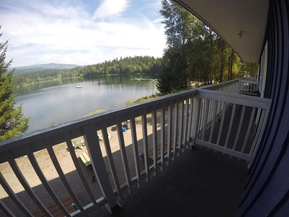 Lake view in Jasper Way Inn Resort & Campground