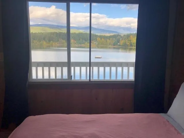 Lake view, Bed in Jasper Way Inn Resort & Campground