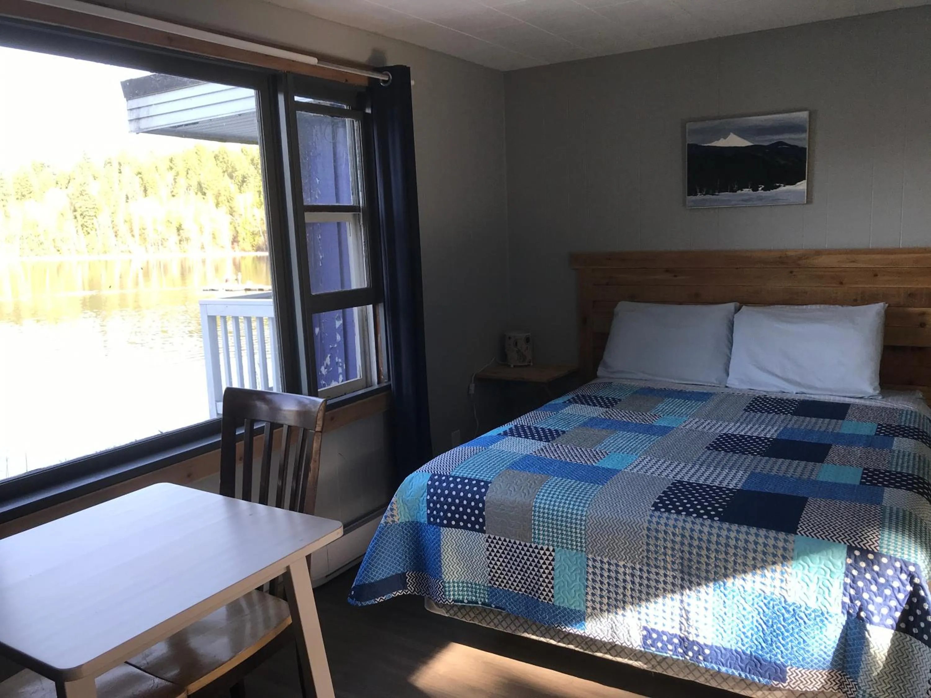 Bed in Jasper Way Inn Resort & Campground