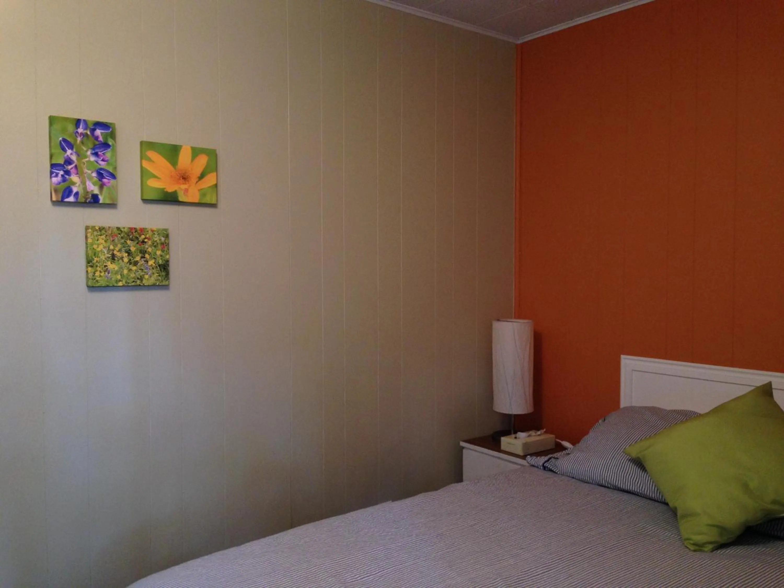 Bed in Jasper Way Inn Resort & Campground