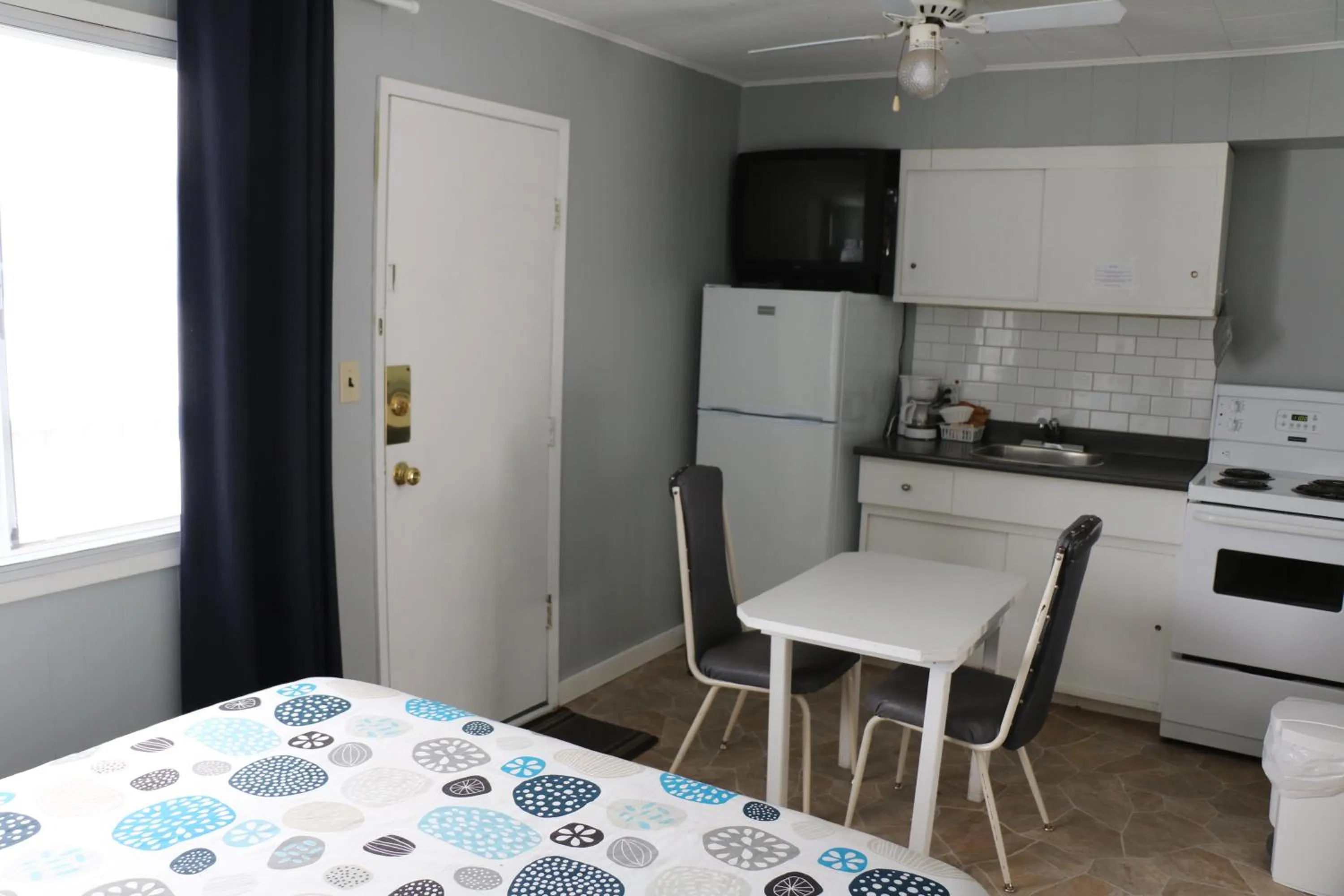 Kitchen or kitchenette in Jasper Way Inn Resort & Campground