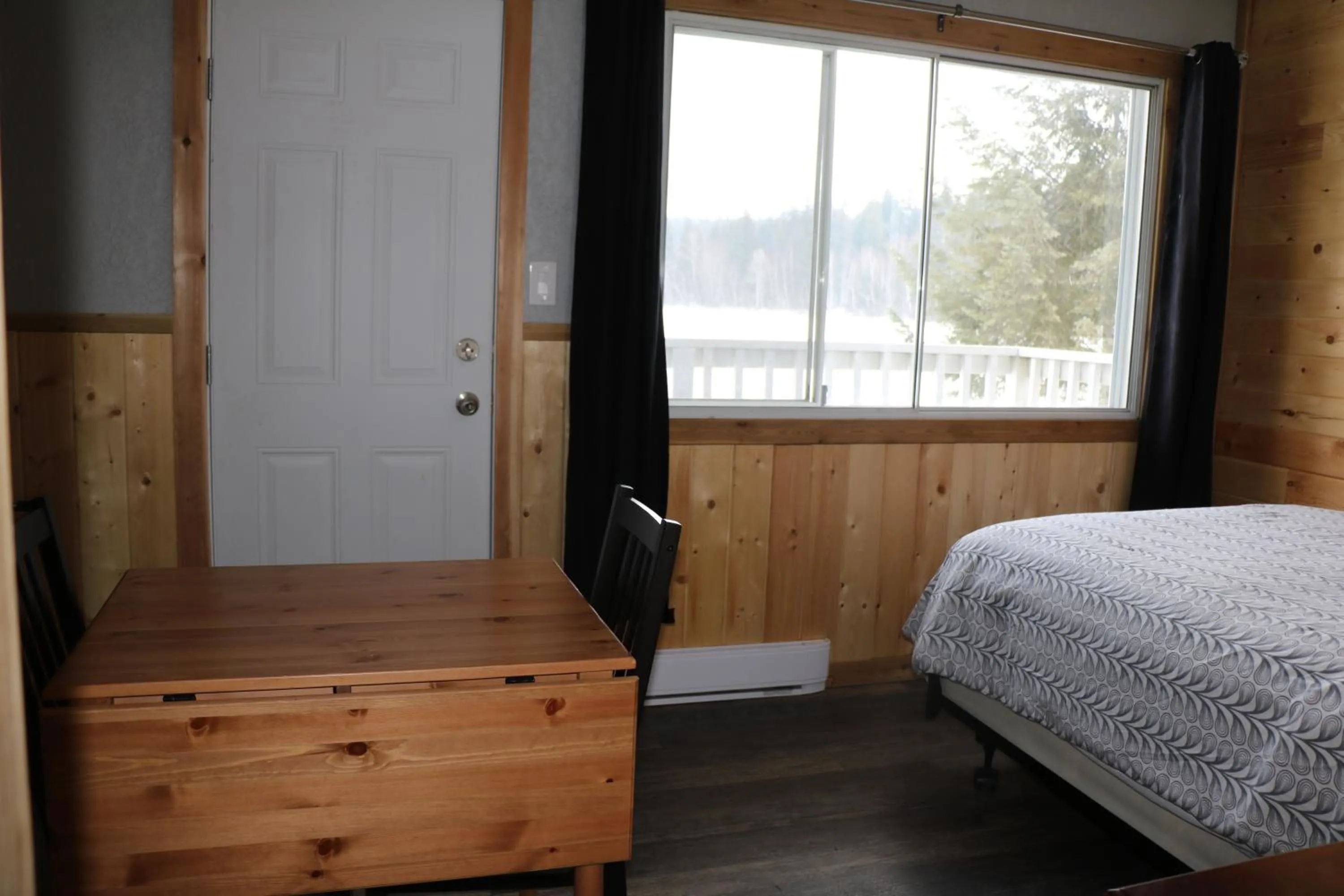 Bed in Jasper Way Inn Resort & Campground