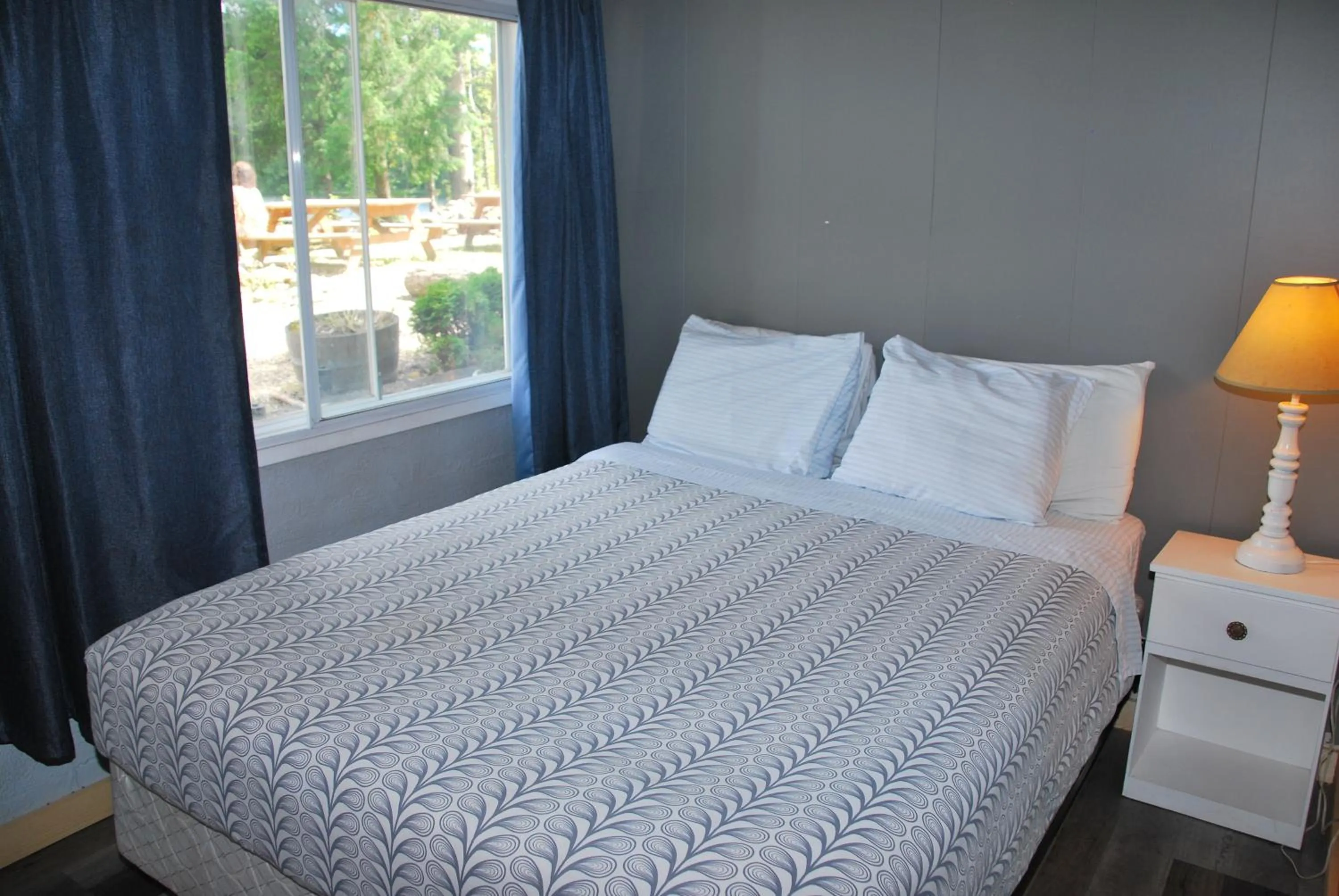 Bed in Jasper Way Inn Resort & Campground