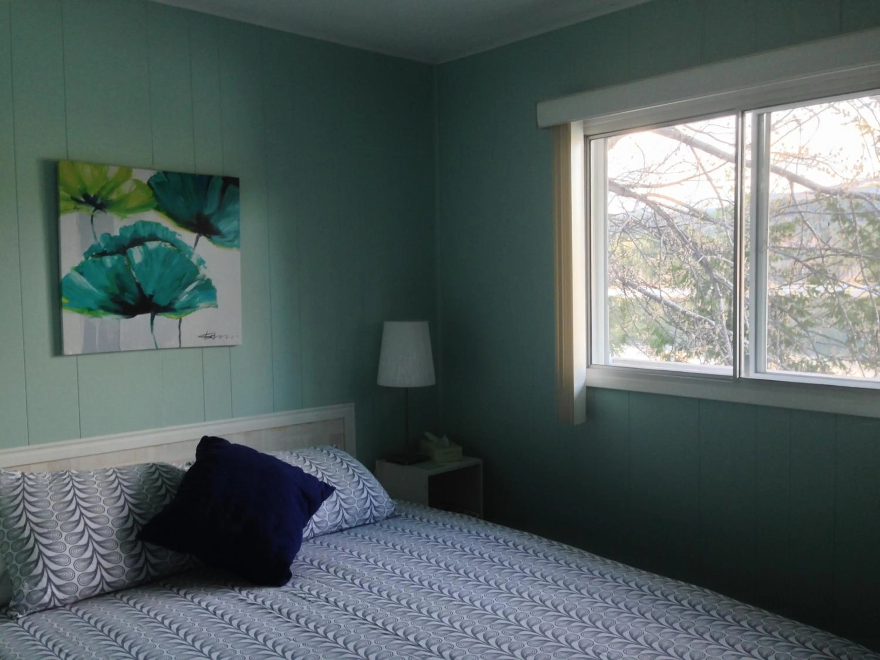 Bed in Jasper Way Inn Resort & Campground