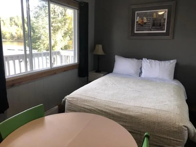 Bed in Jasper Way Inn Resort & Campground