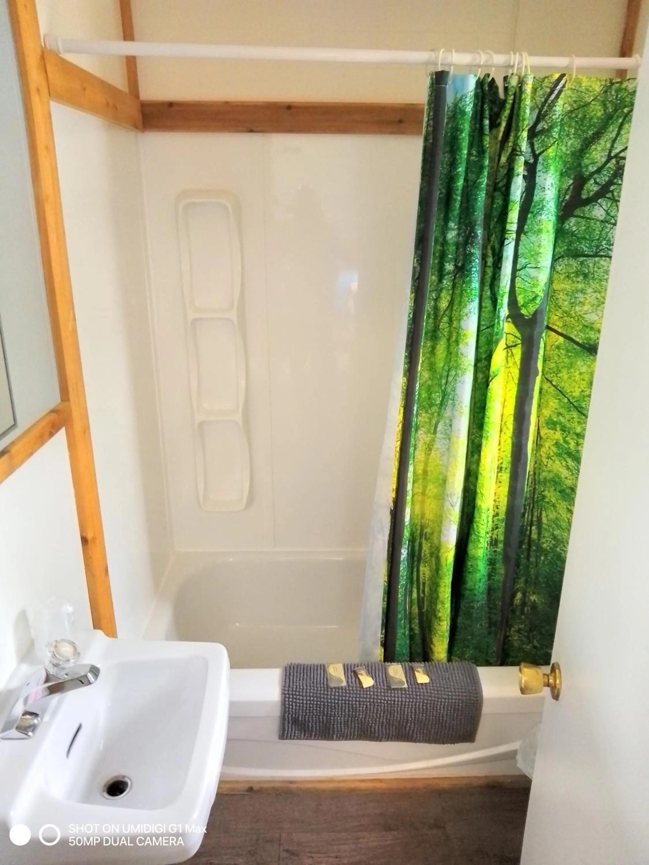 Bathroom in Jasper Way Inn Resort & Campground