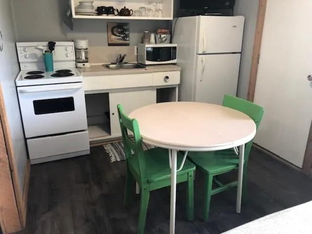 Dining area in Jasper Way Inn Resort & Campground