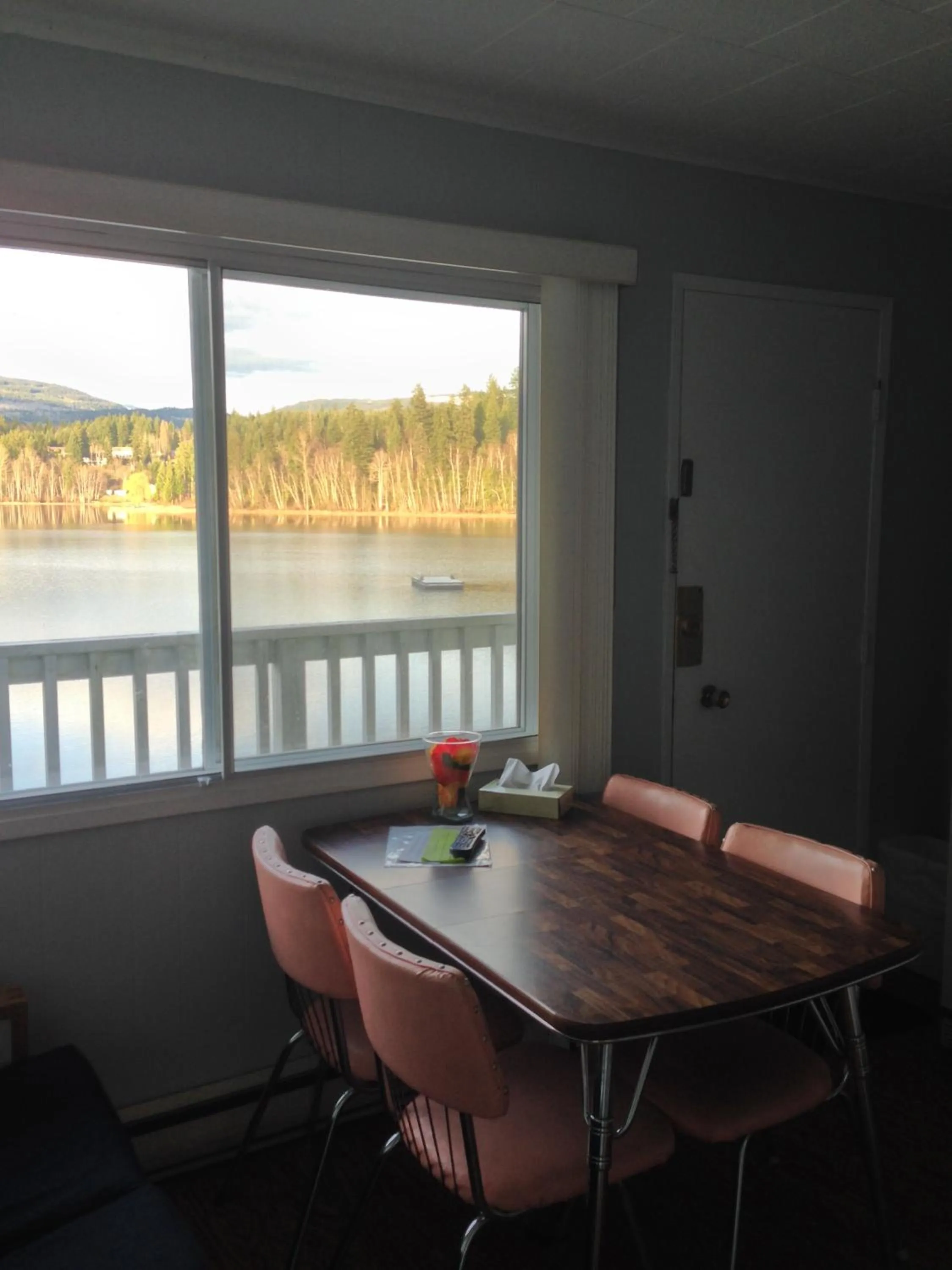 Dining area in Jasper Way Inn Resort & Campground
