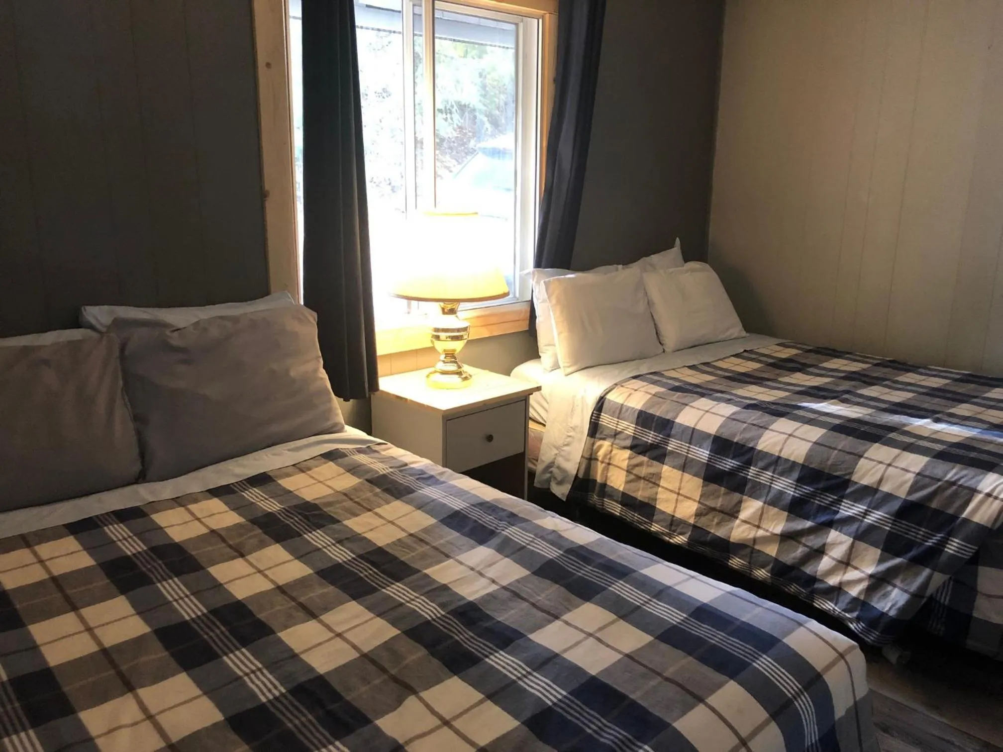 Bed in Jasper Way Inn Resort & Campground