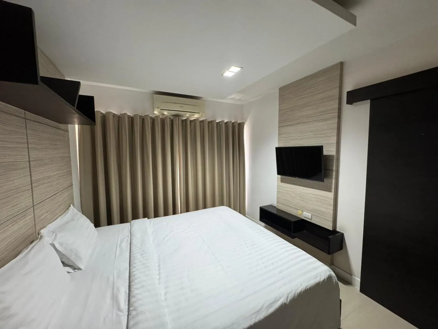 Bedroom, Bed in Palette Bella B All Suites Bangkok Hotel