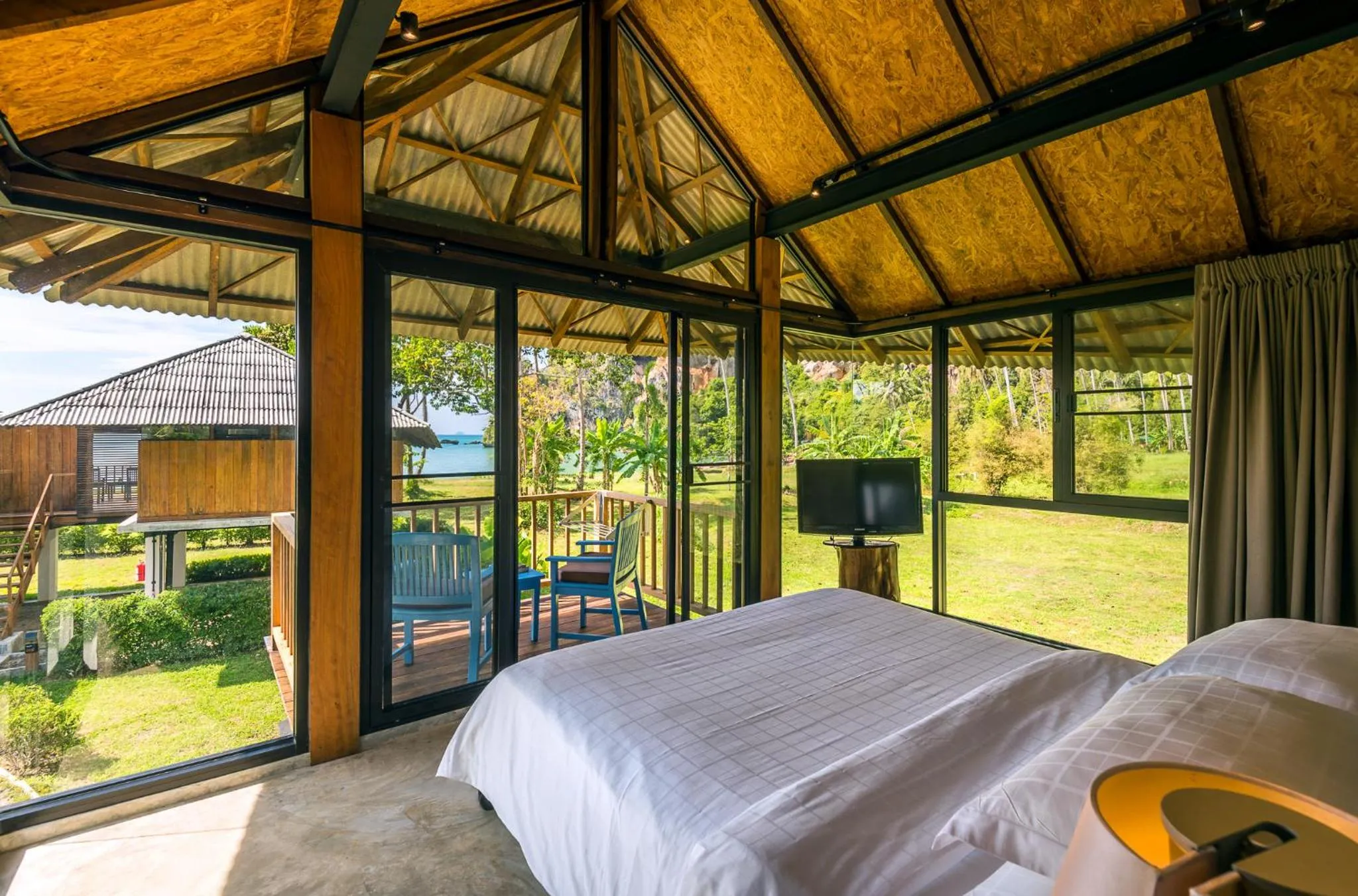 Patio, Bed in Tinidee Hideaway Tonsai Beach Krabi