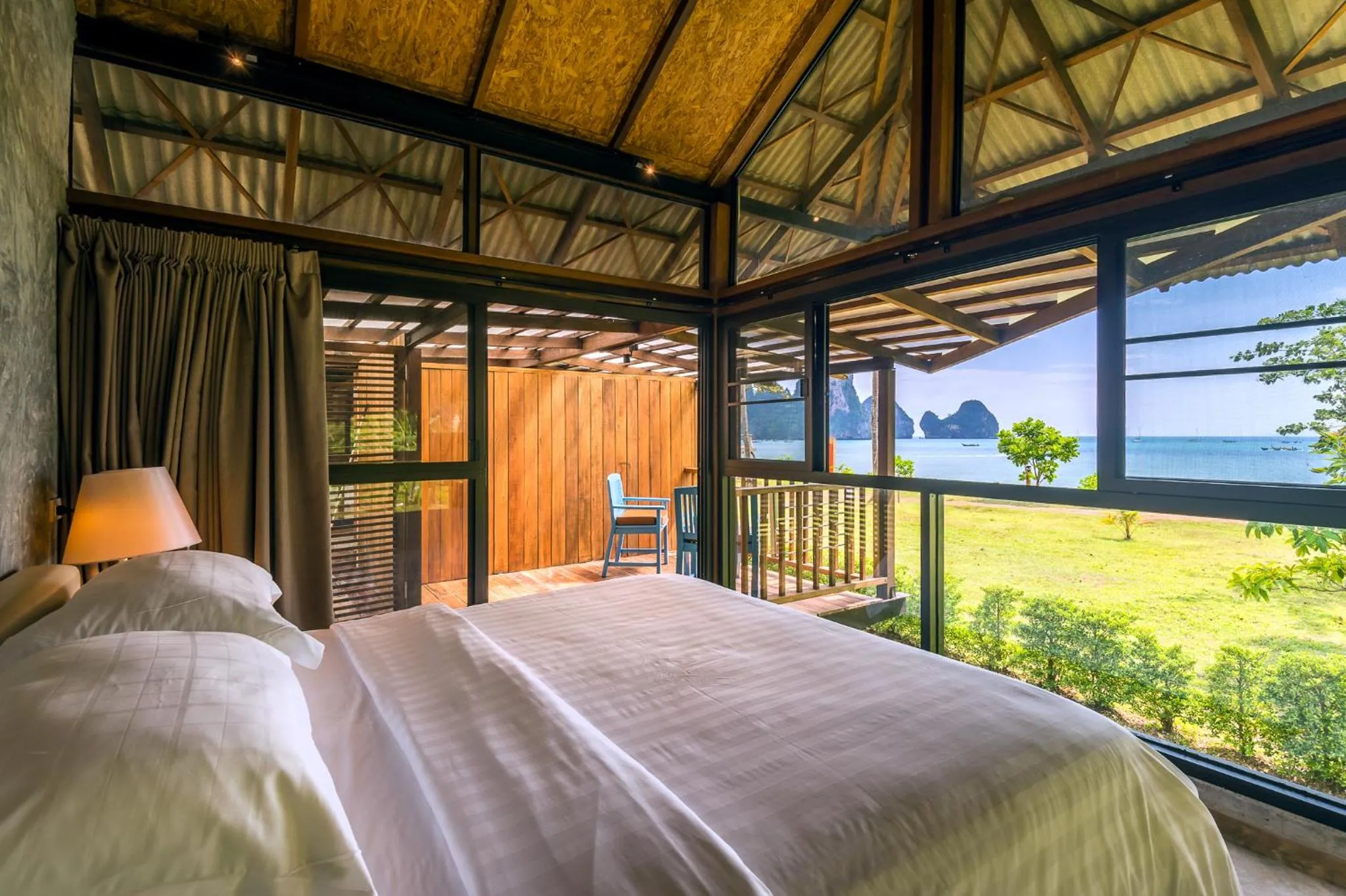 Bed in Tinidee Hideaway Tonsai Beach Krabi