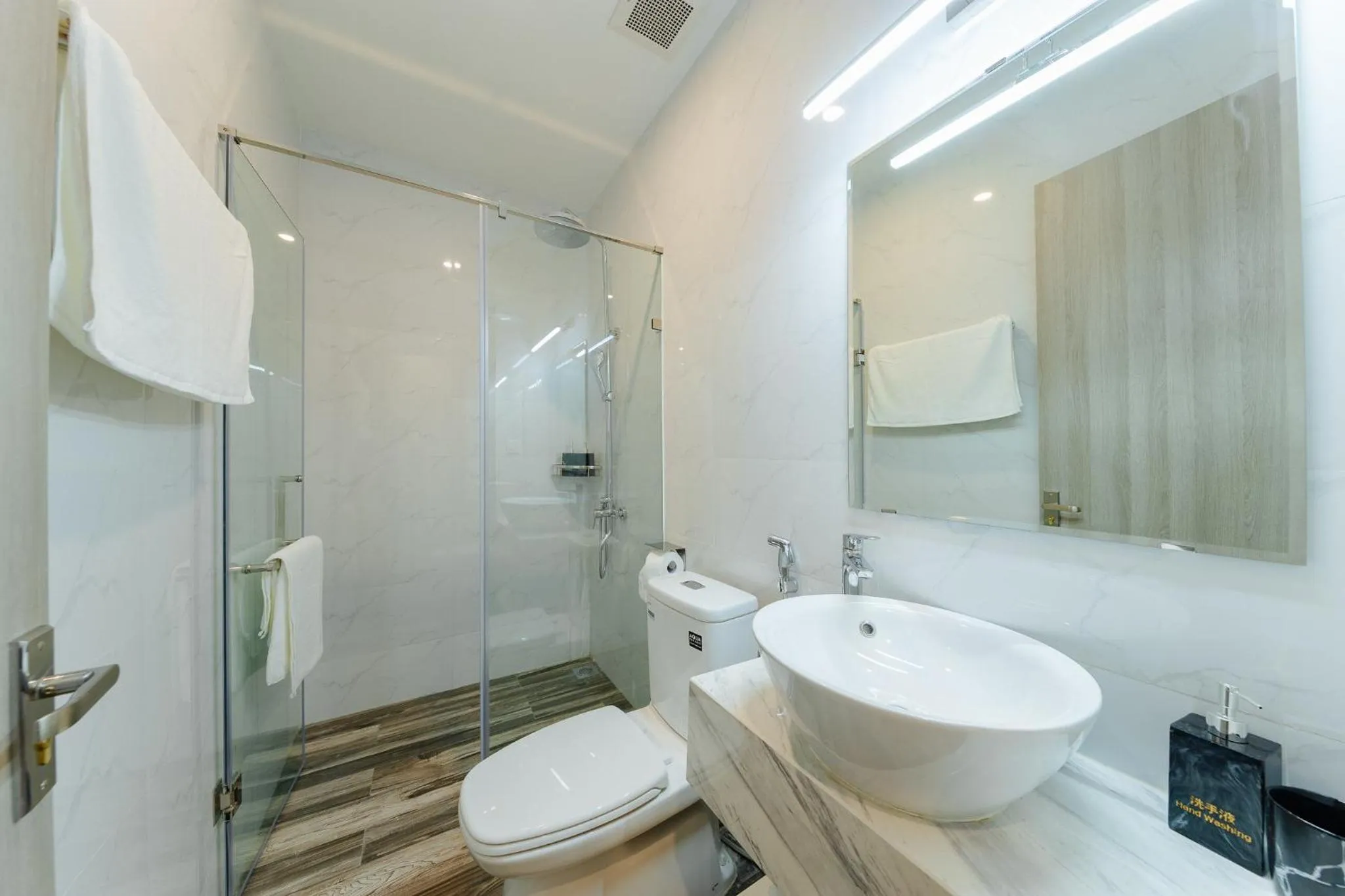 Shower in Su Casa Hanoi Old Quarter