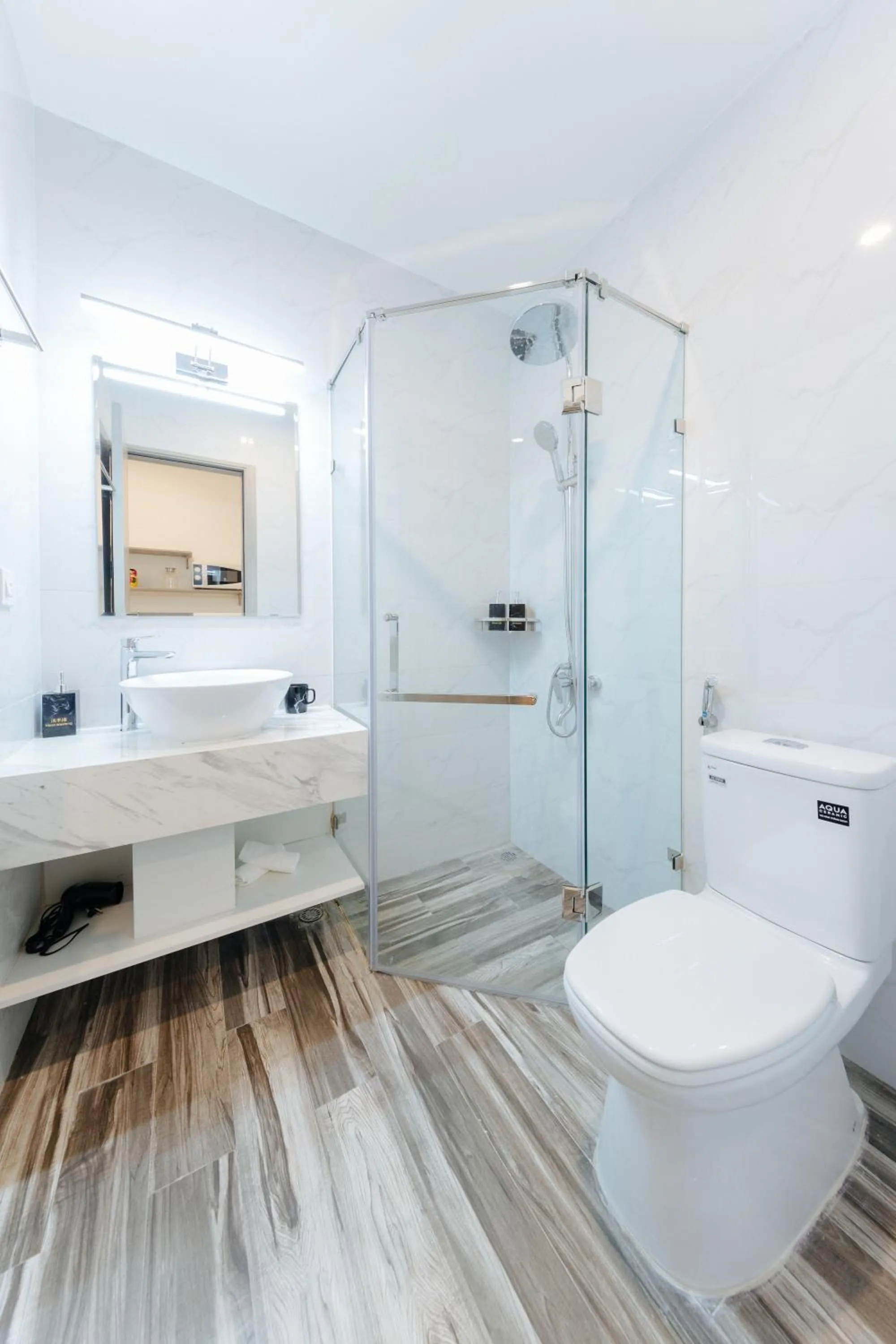 Shower in Su Casa Hanoi Old Quarter