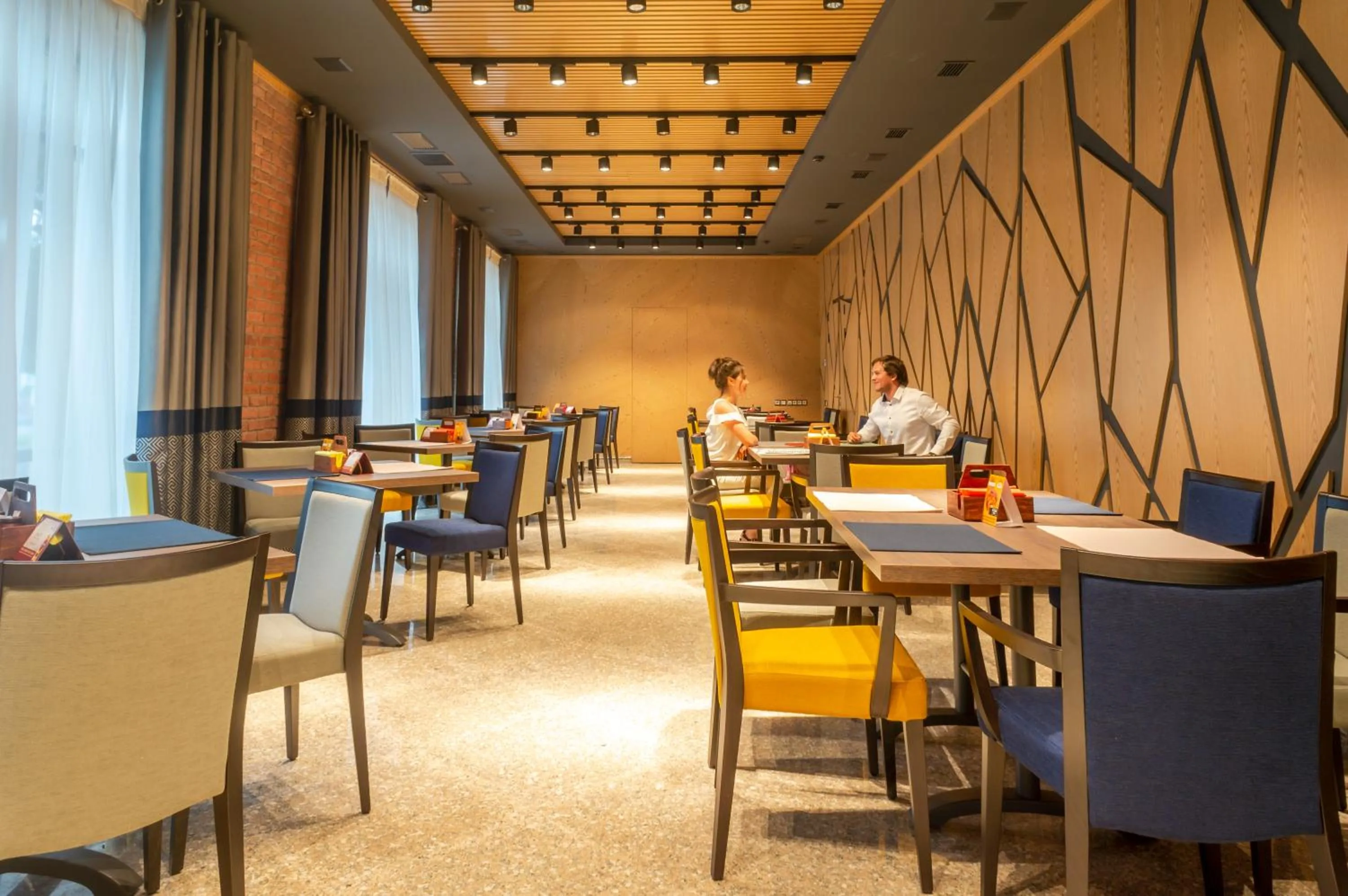 Restaurant/places to eat in Royal Plus Hotel