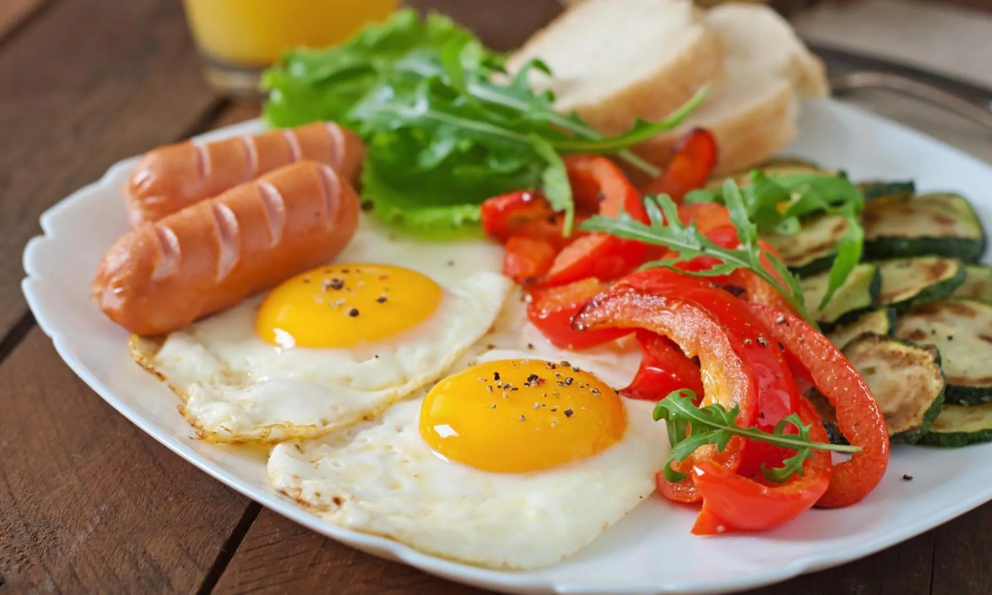 Restaurant/places to eat in Royal Plus Hotel