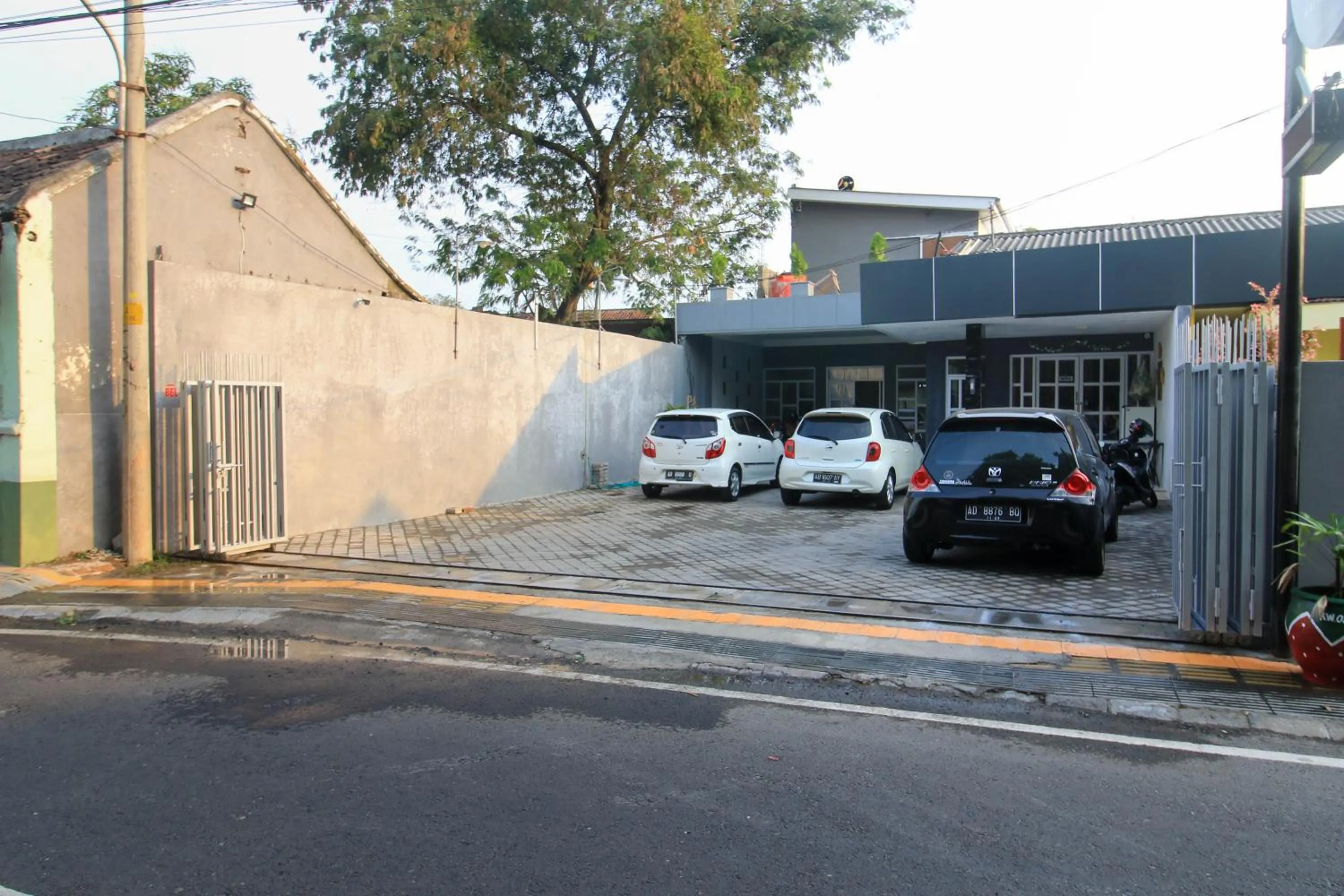 Facade/entrance in RedDoorz at Hotel Putra Perdana Klaten