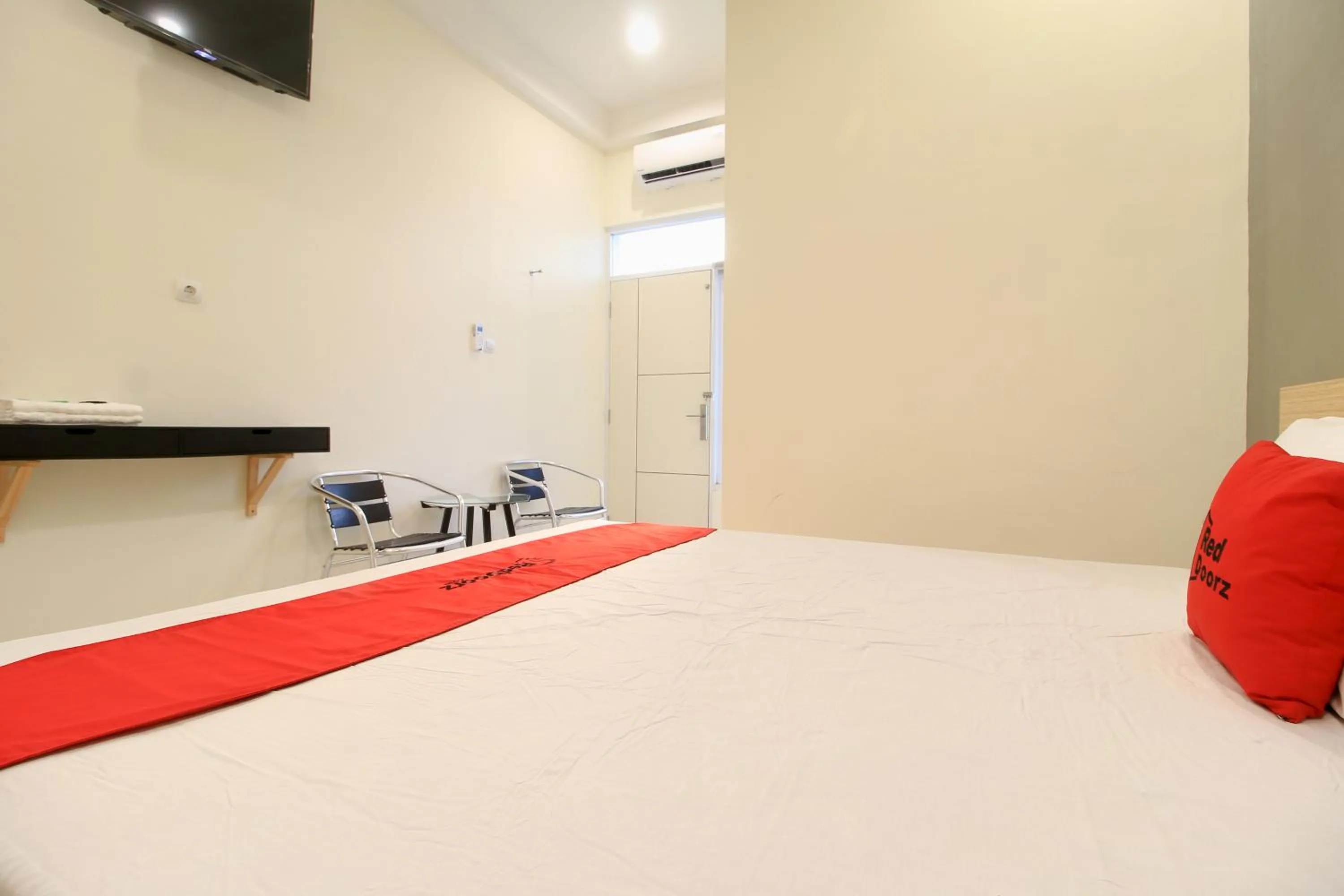 Bedroom, Bed in RedDoorz at Hotel Putra Perdana Klaten