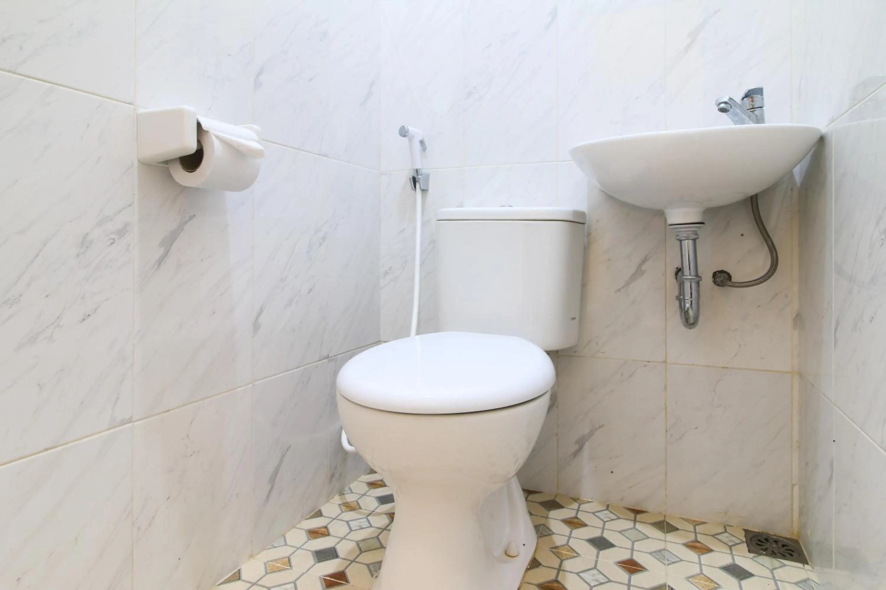 Bathroom in RedDoorz at Hotel Putra Perdana Klaten