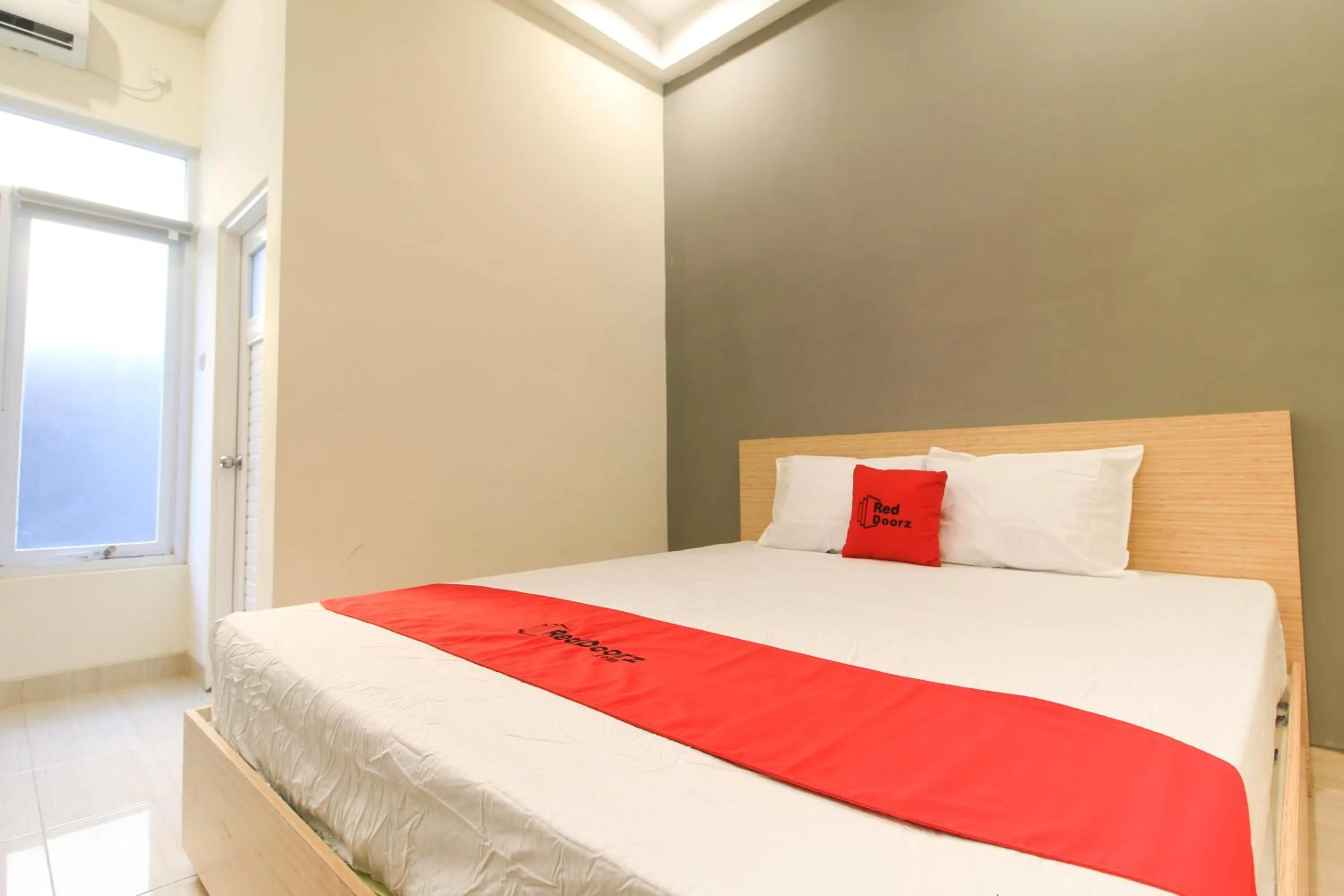 Bedroom, Bed in RedDoorz at Hotel Putra Perdana Klaten