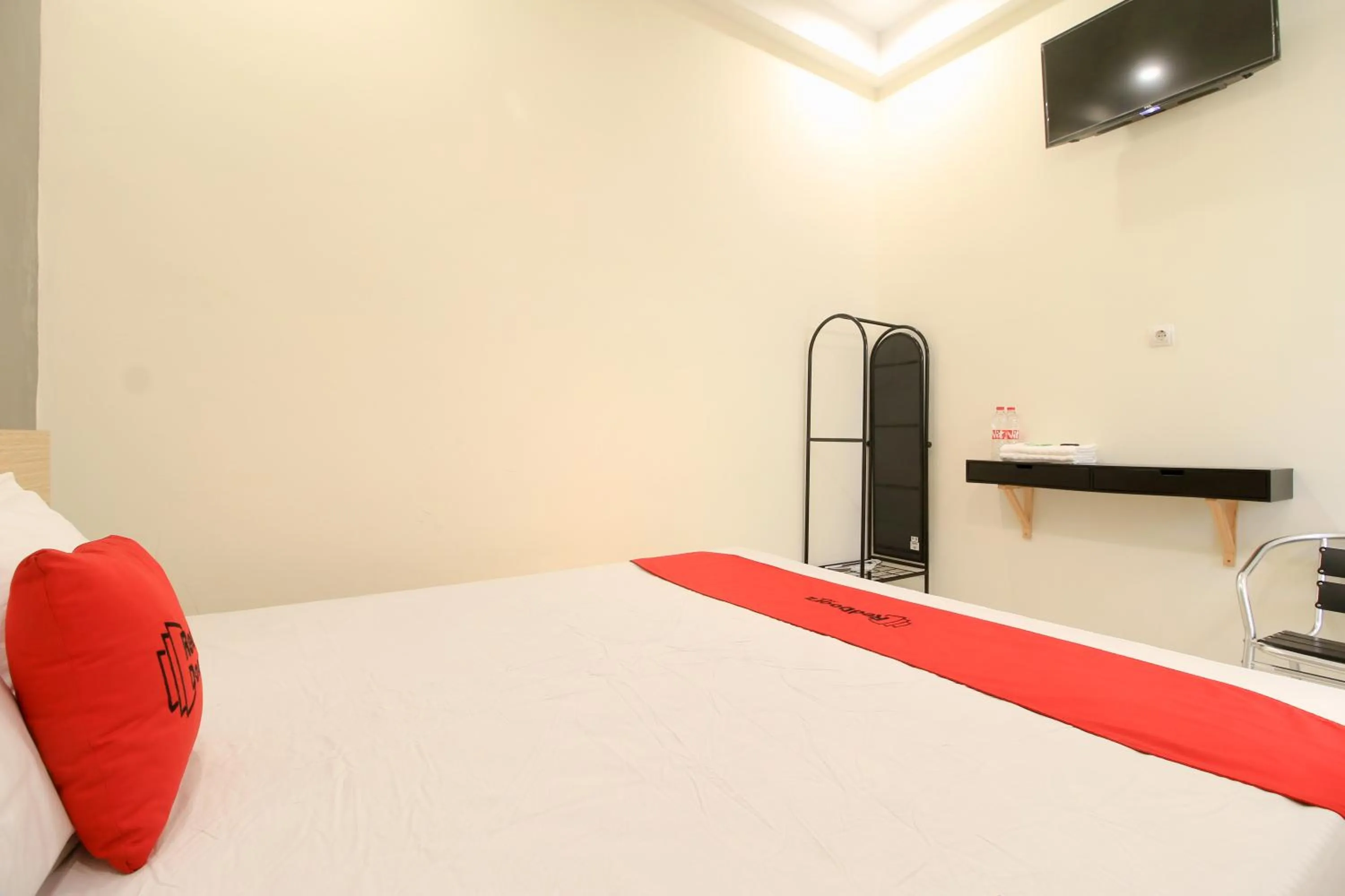 Bed in RedDoorz at Hotel Putra Perdana Klaten