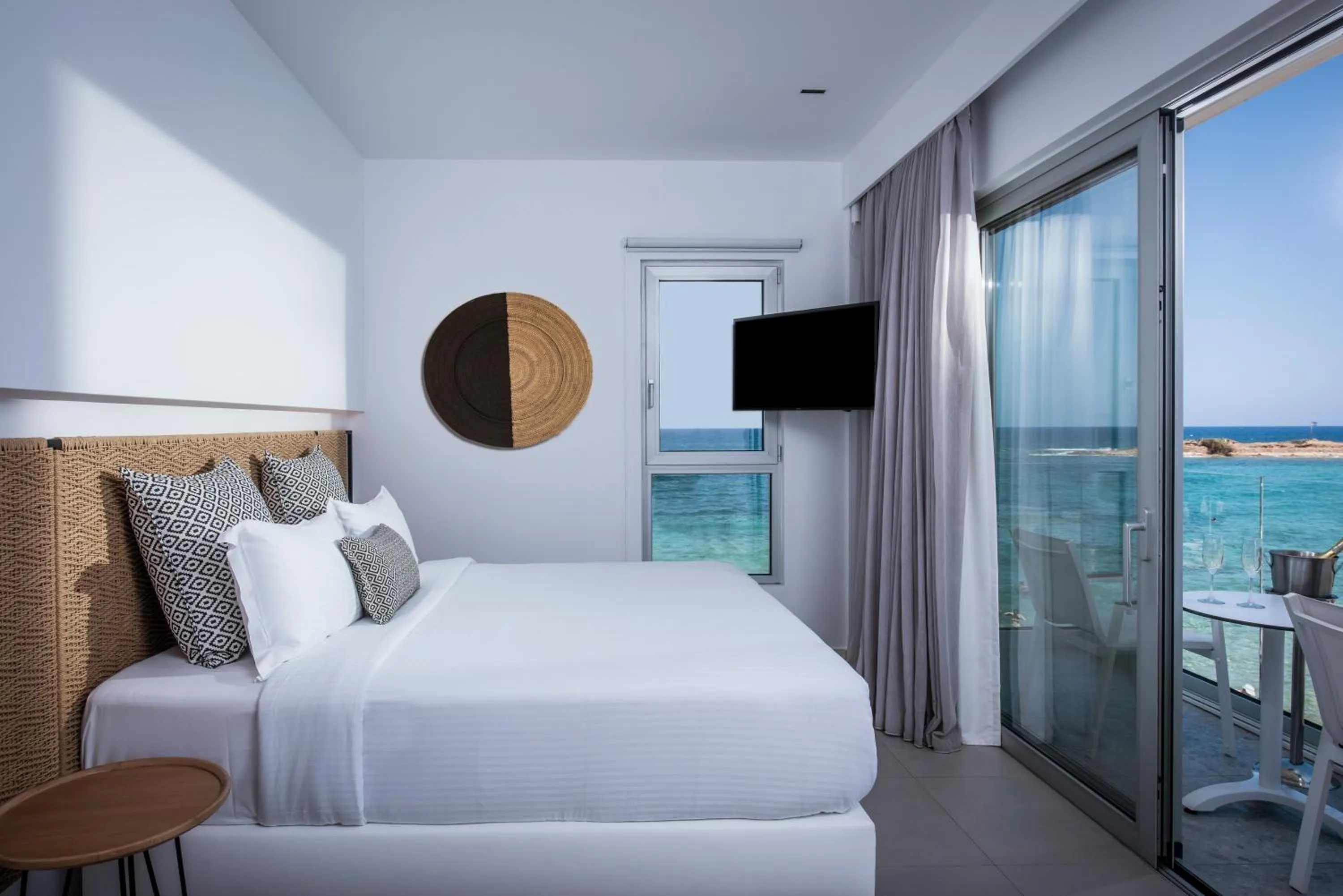 Photo of the whole room, Bed in Enorme Ammos Beach
