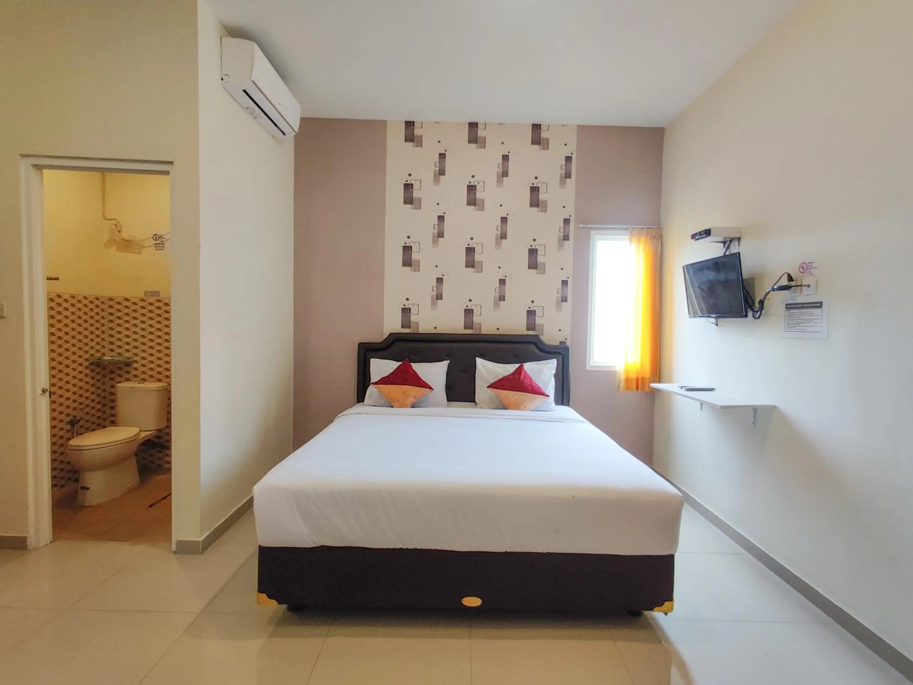 Bed in Ayuning Guest House Syariah Semarang Mitra RedDoorz