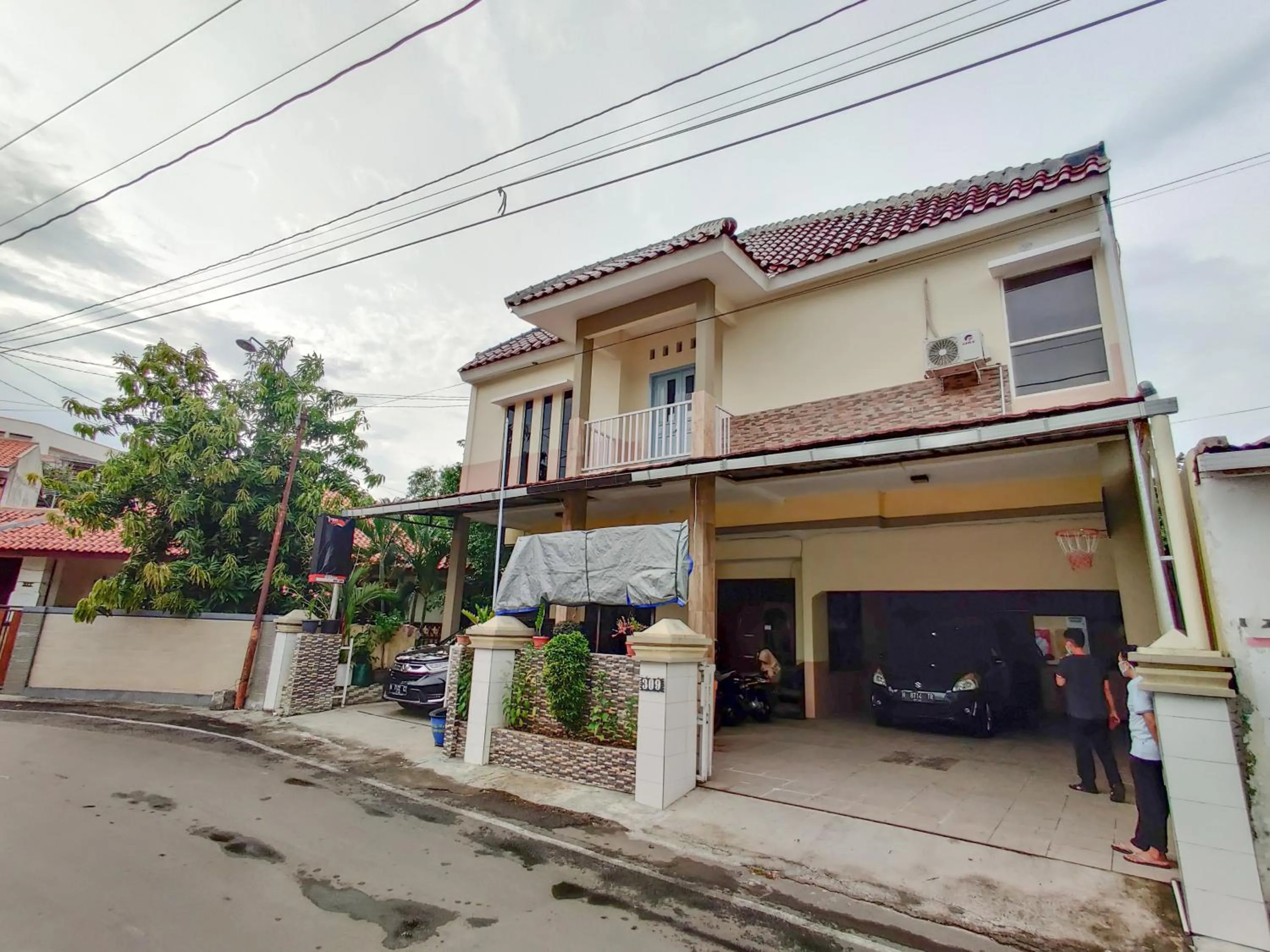 Facade/entrance in Ayuning Guest House Syariah Semarang Mitra RedDoorz