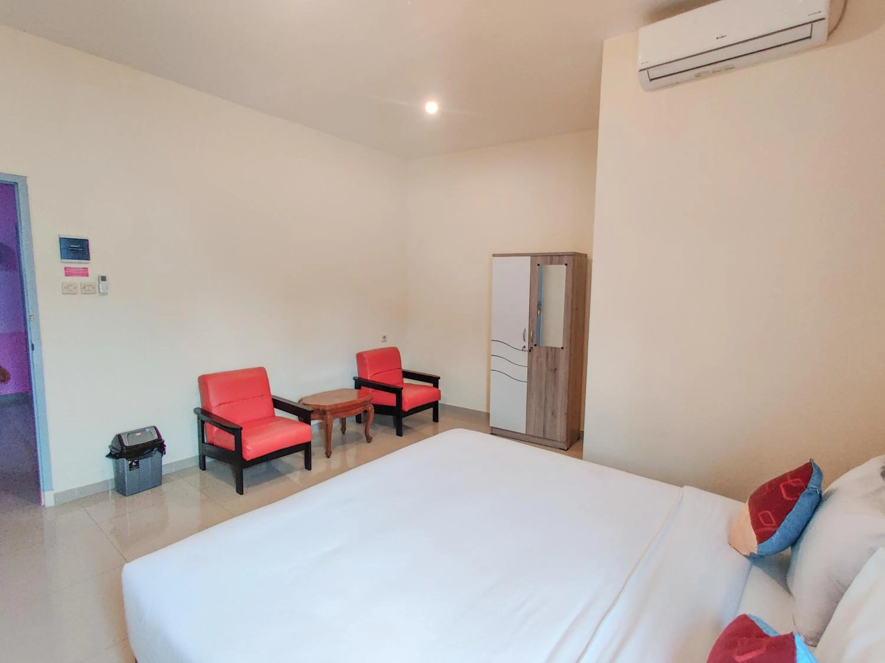 Bed in Ayuning Guest House Syariah Semarang Mitra RedDoorz