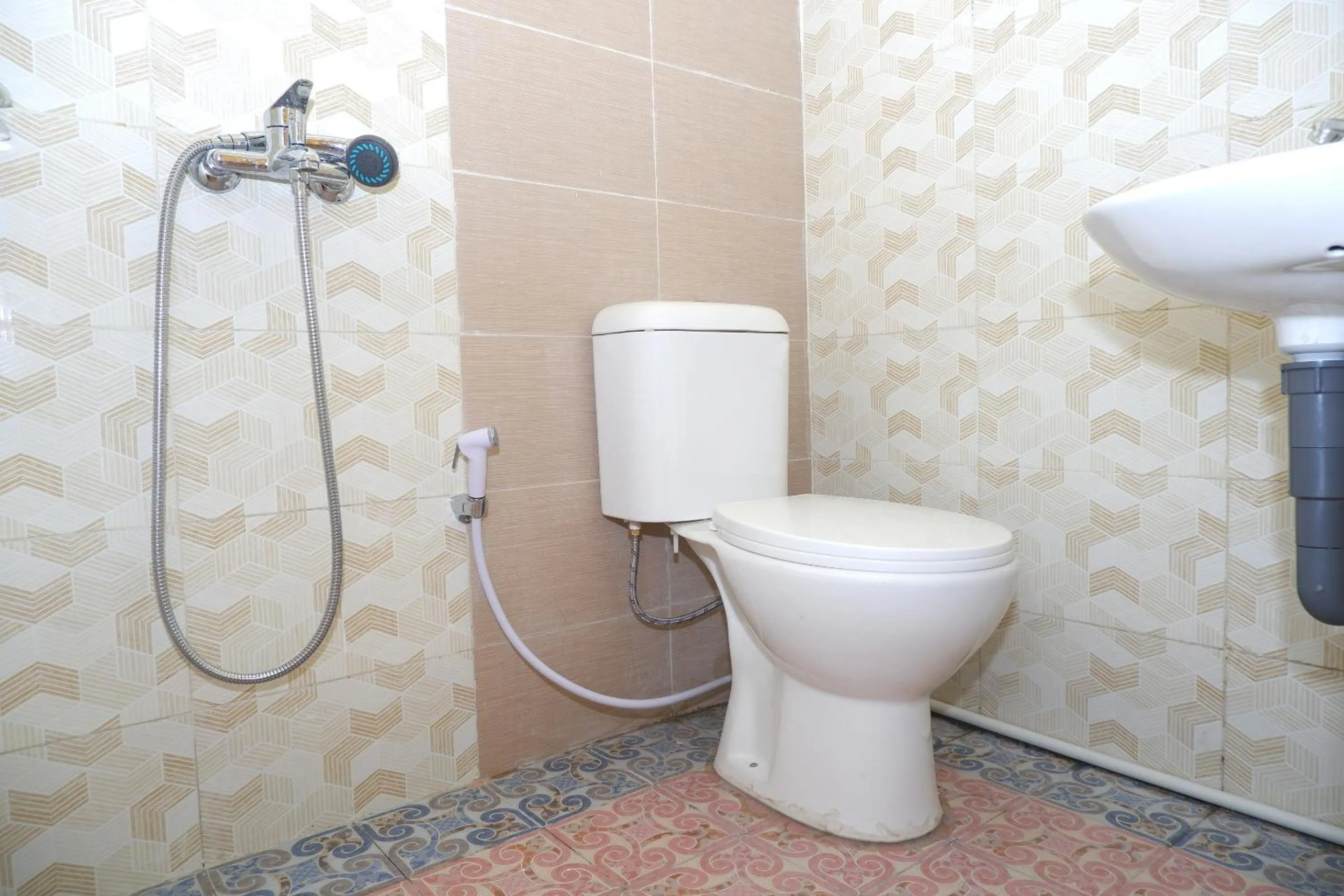 Shower in Ayuning Guest House Syariah Semarang Mitra RedDoorz