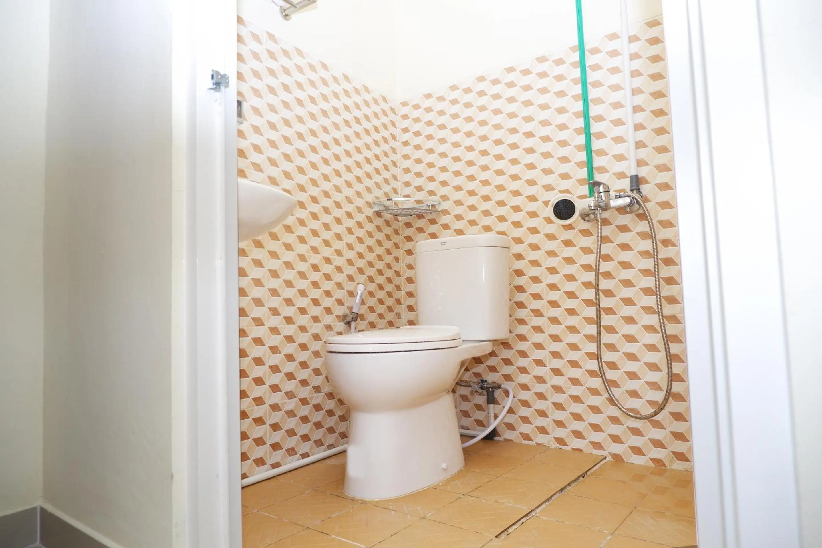 Shower in Ayuning Guest House Syariah Semarang Mitra RedDoorz