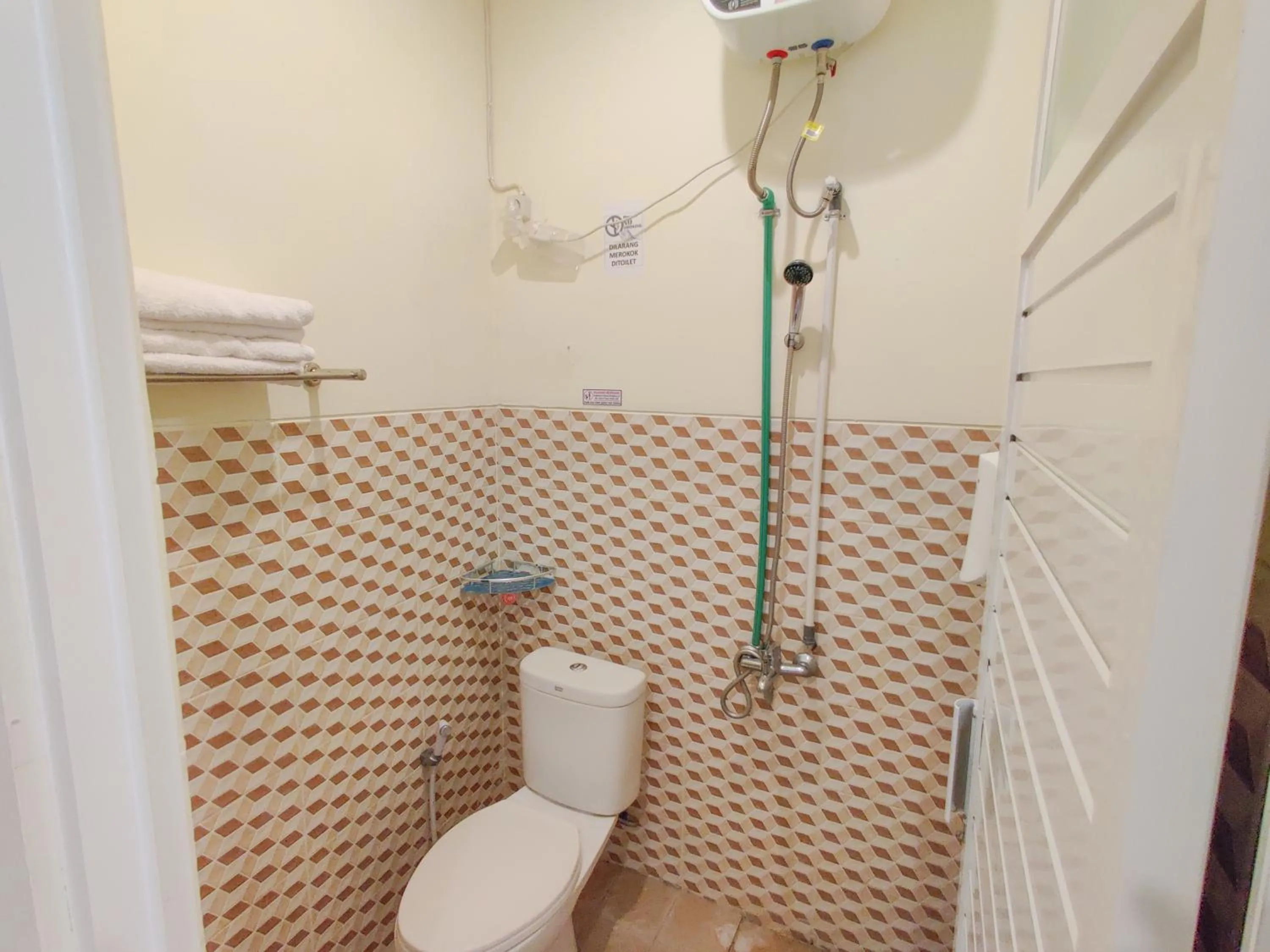 Shower in Ayuning Guest House Syariah Semarang Mitra RedDoorz