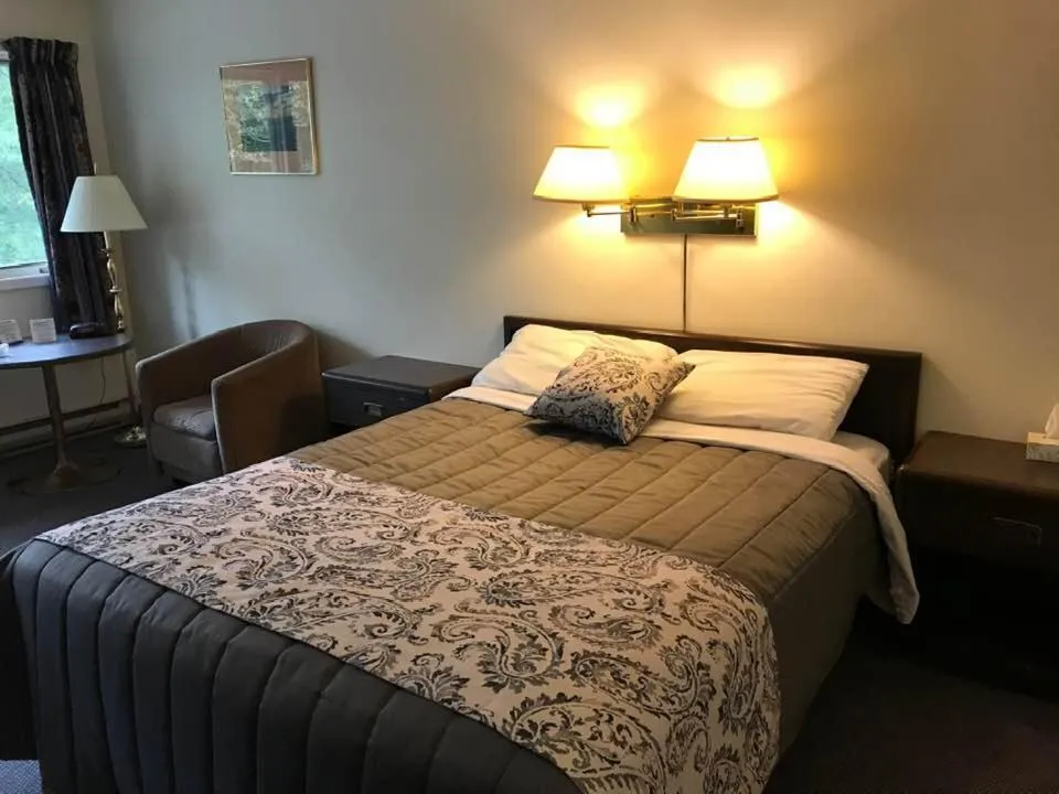 Bed in Coastal Inn - Kingfisher