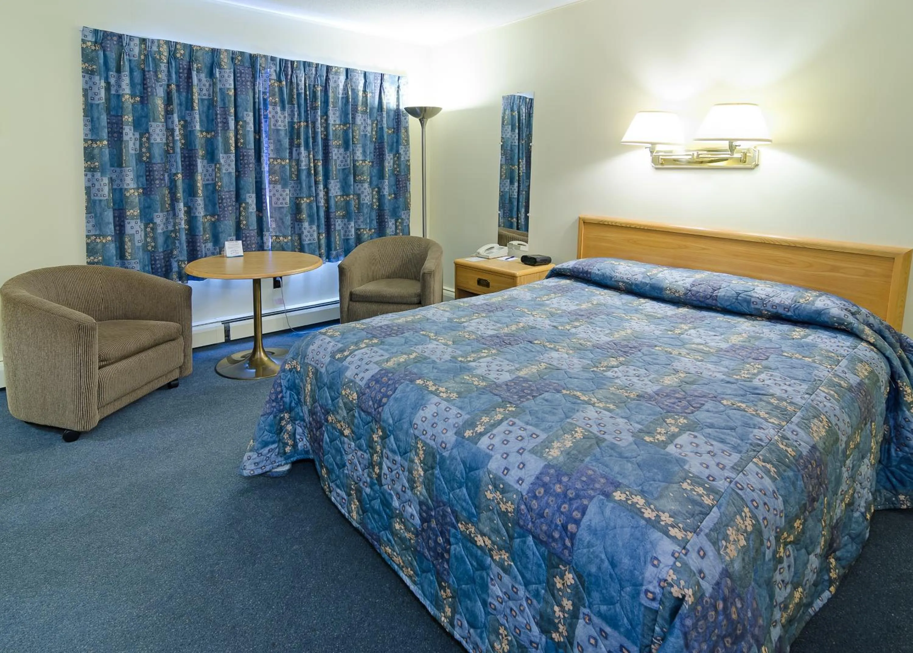 Bed in Coastal Inn - Kingfisher