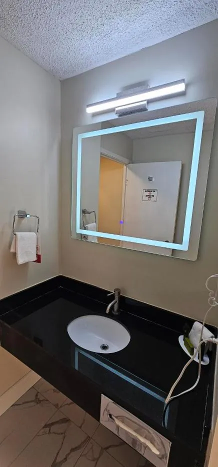 Super 8 by Wyndham Kirkland Lake