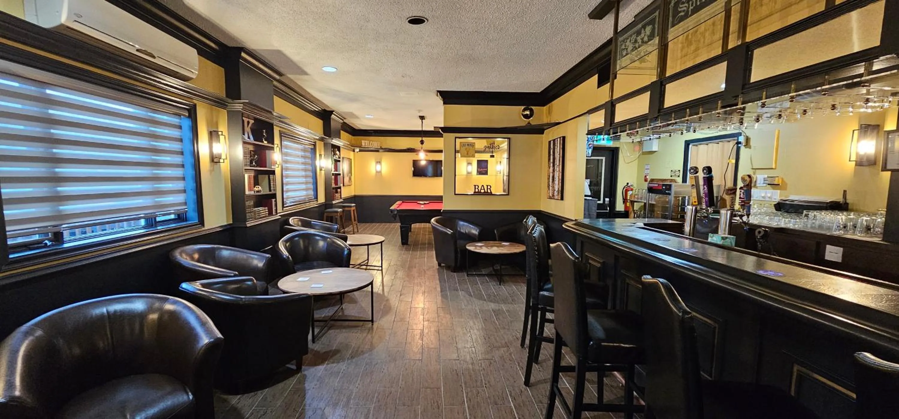 Lounge or bar in Super 8 by Wyndham Kirkland Lake