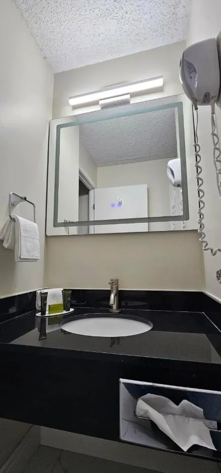 Super 8 by Wyndham Kirkland Lake