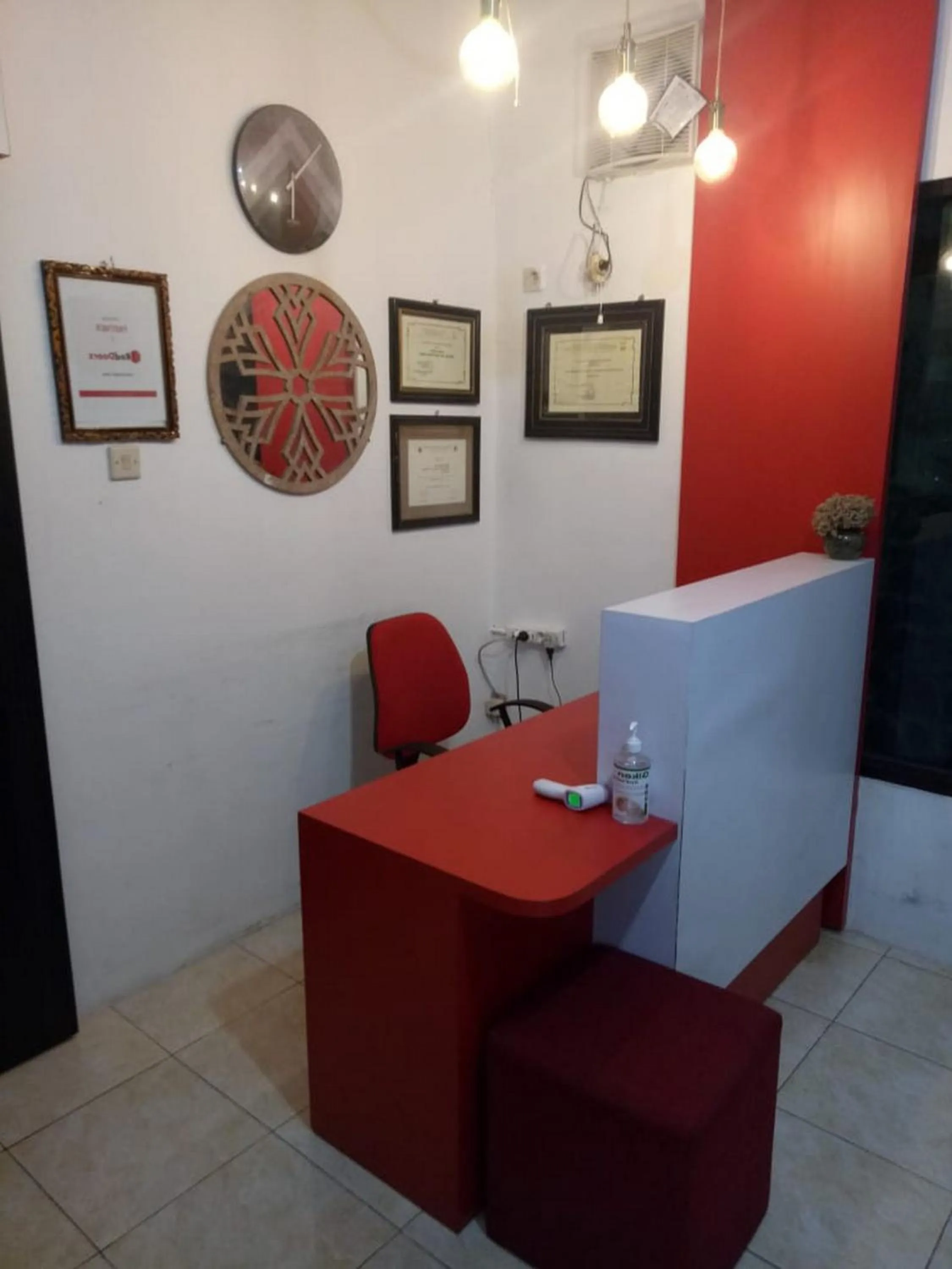 Lobby or reception in RedDoorz @ Tretes 2