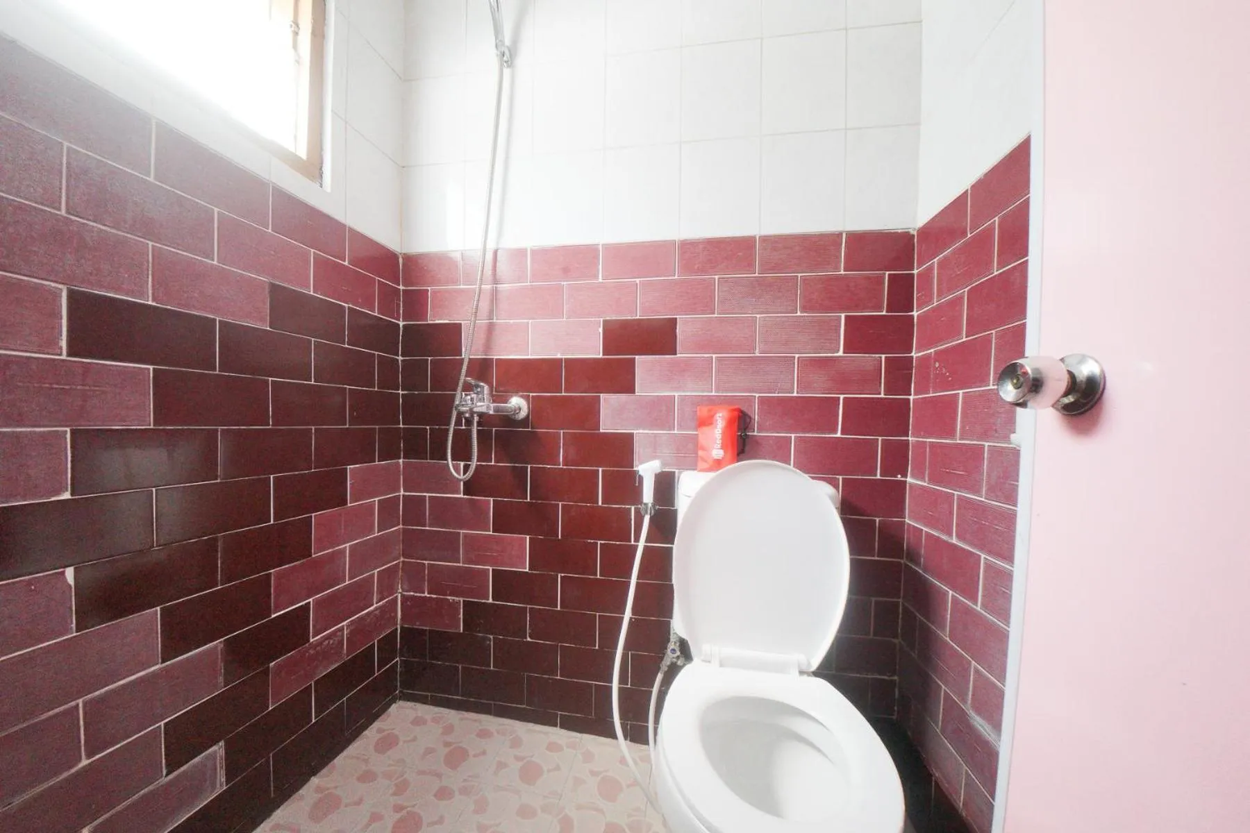 Bathroom in RedDoorz @ Tretes 2