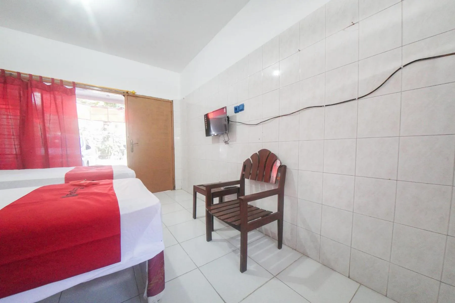 Bedroom, Bed in RedDoorz @ Tretes 2