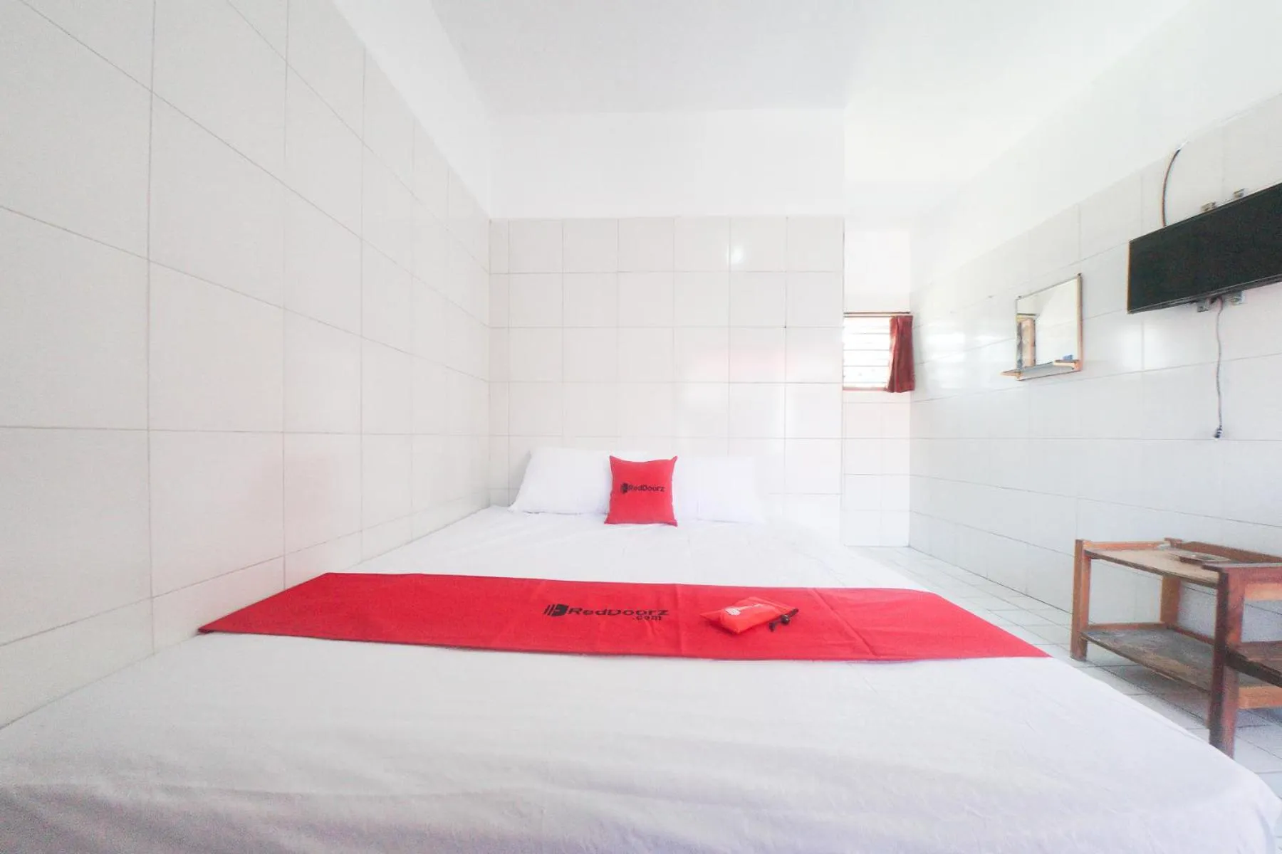 Bedroom, Bed in RedDoorz @ Tretes 2