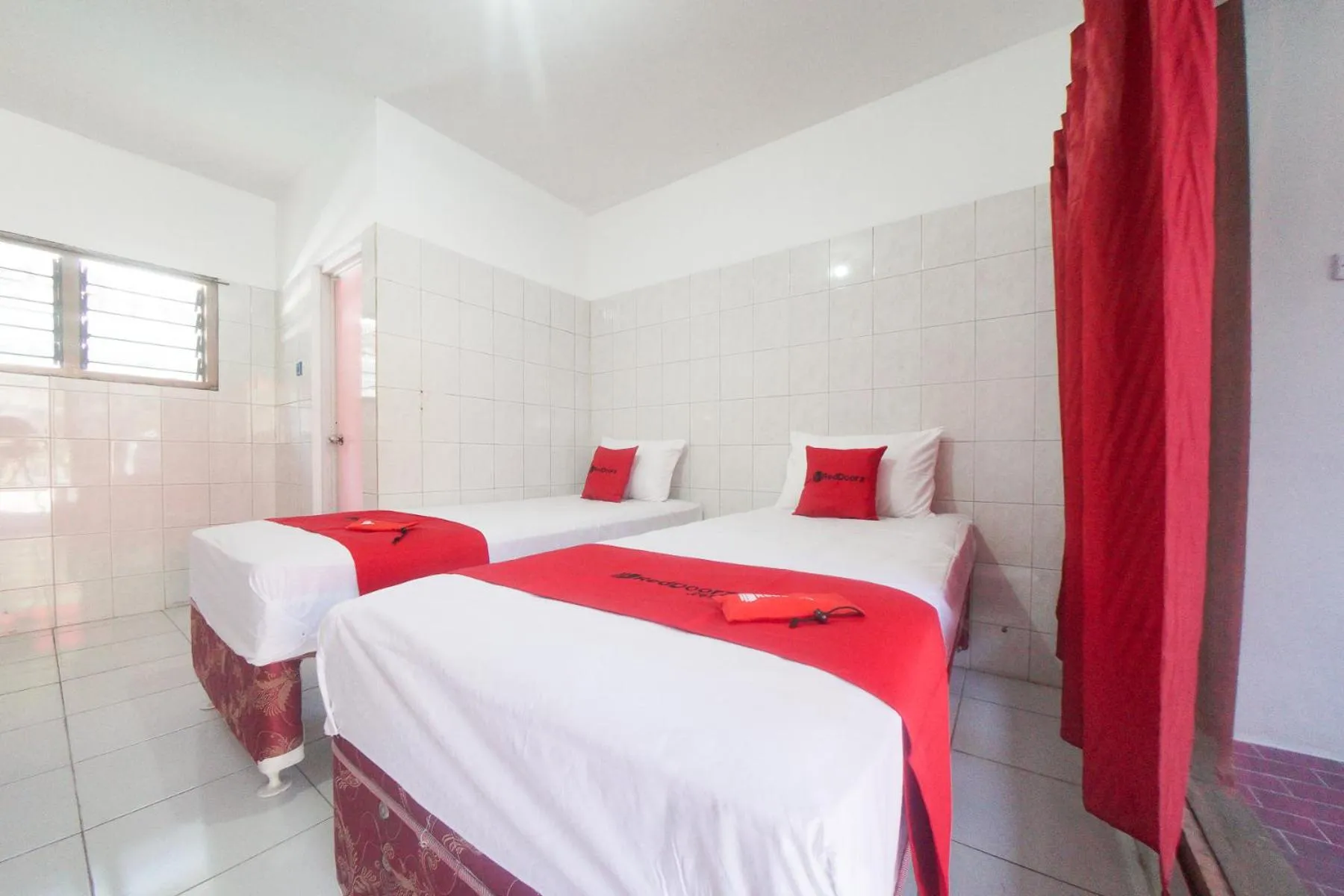 Bedroom, Bed in RedDoorz @ Tretes 2