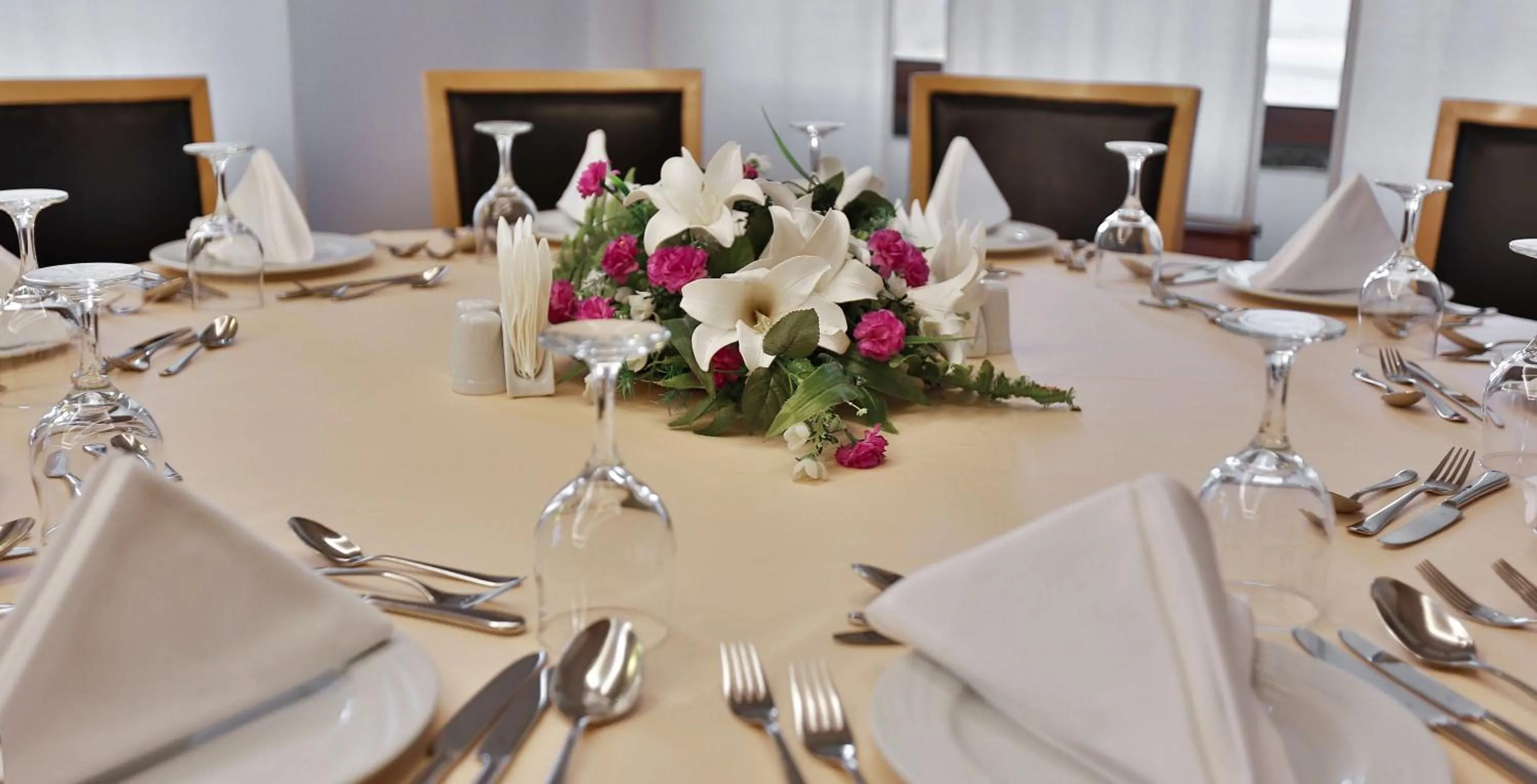 Restaurant/places to eat in Eliz Hotel Convention Center Thermal Spa & Wellnes