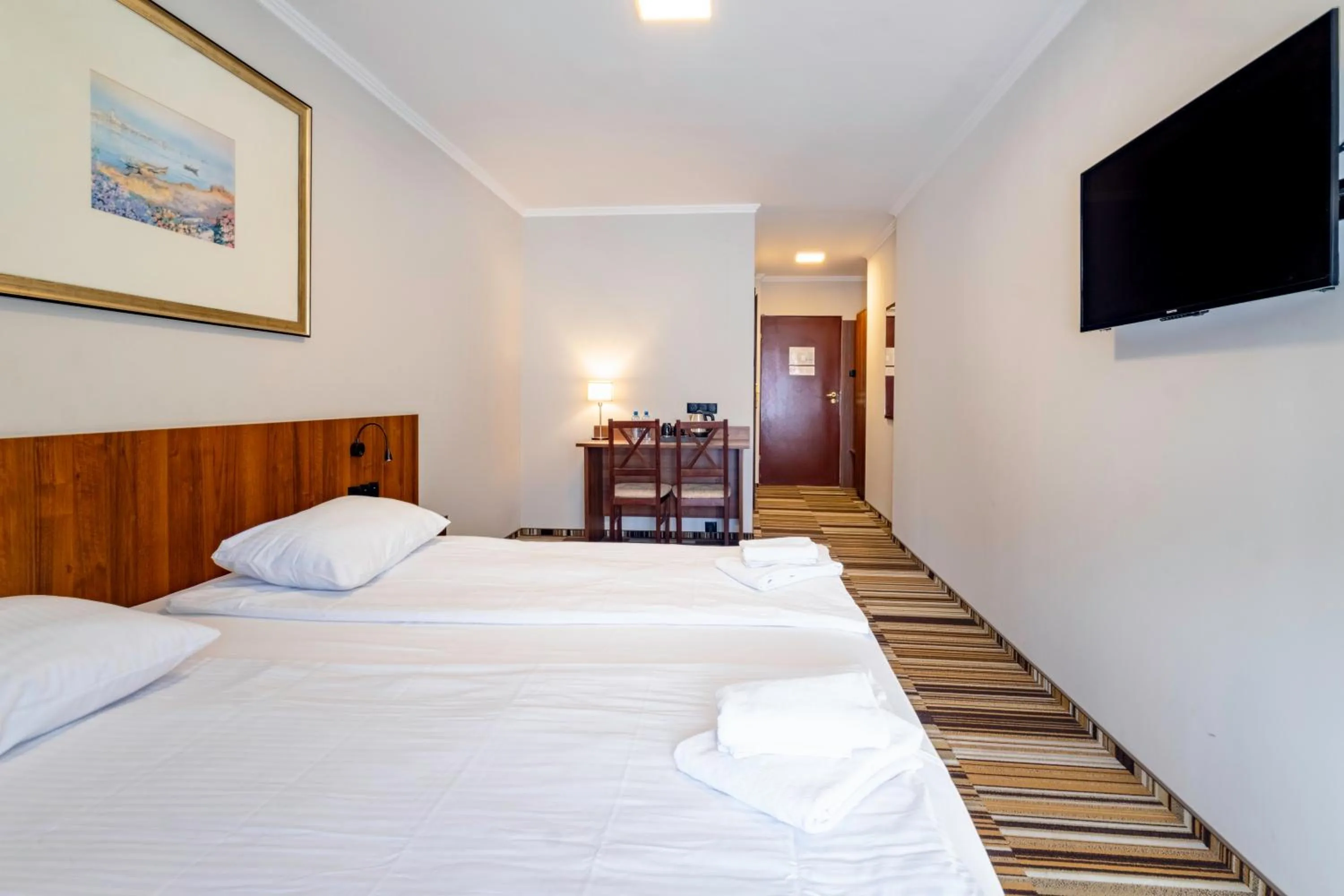 Communal lounge/ TV room, Bed in Noclegi Hit Rooms & Apartments