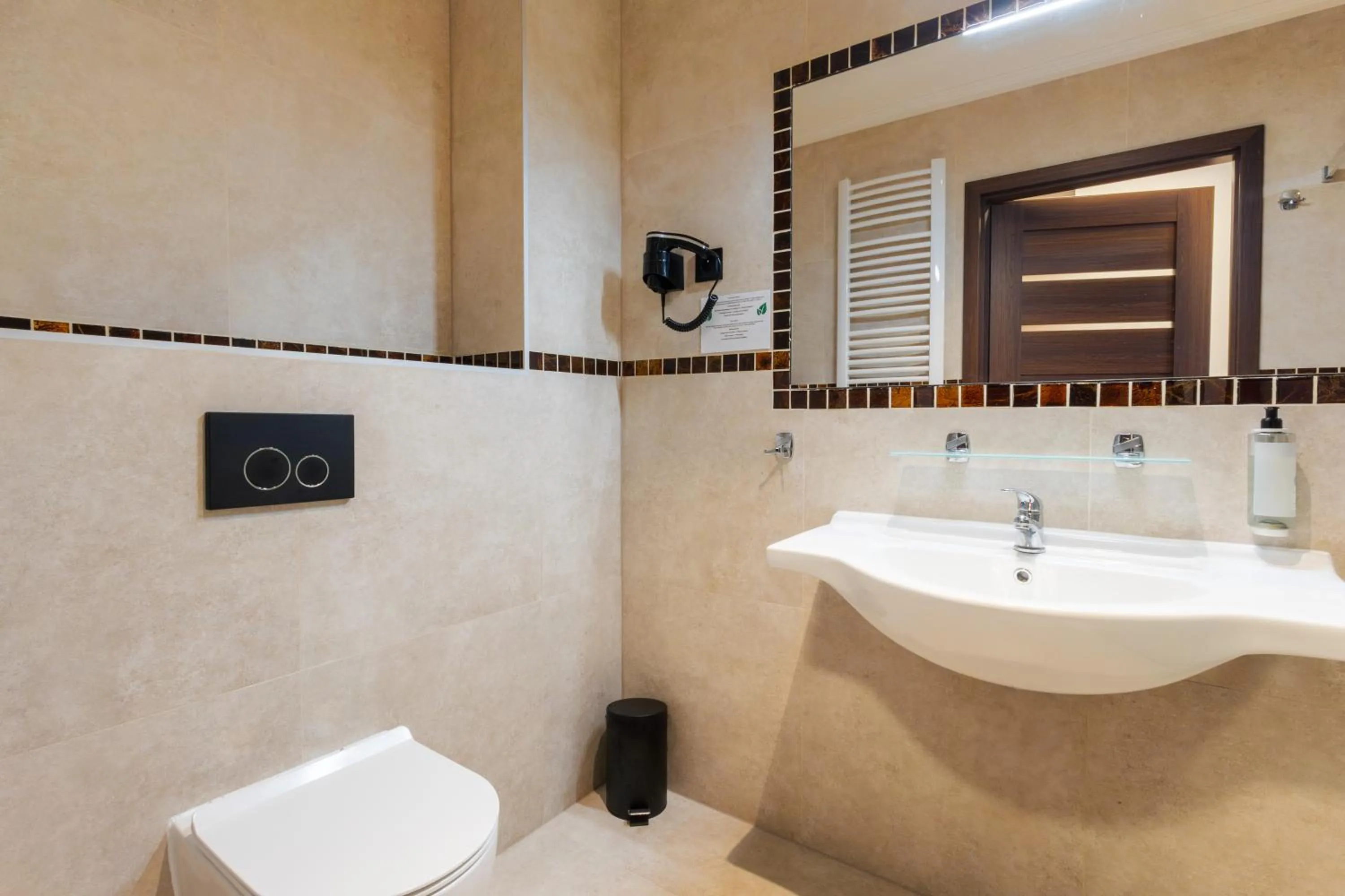 Shower in Noclegi Hit Rooms & Apartments