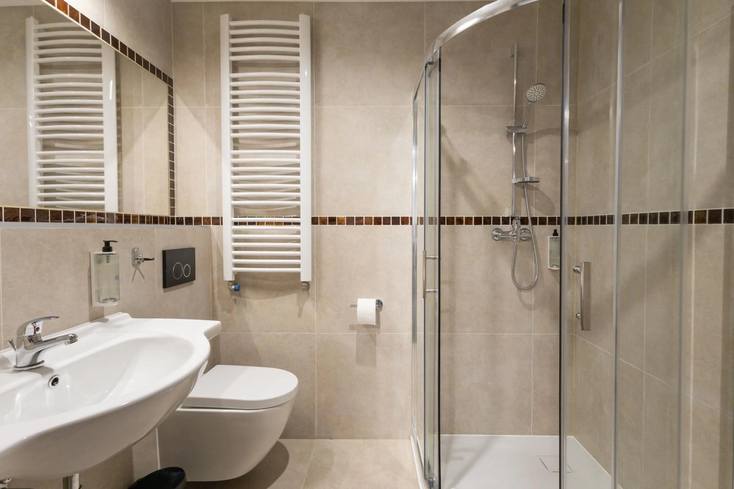 Shower in Noclegi Hit Rooms & Apartments