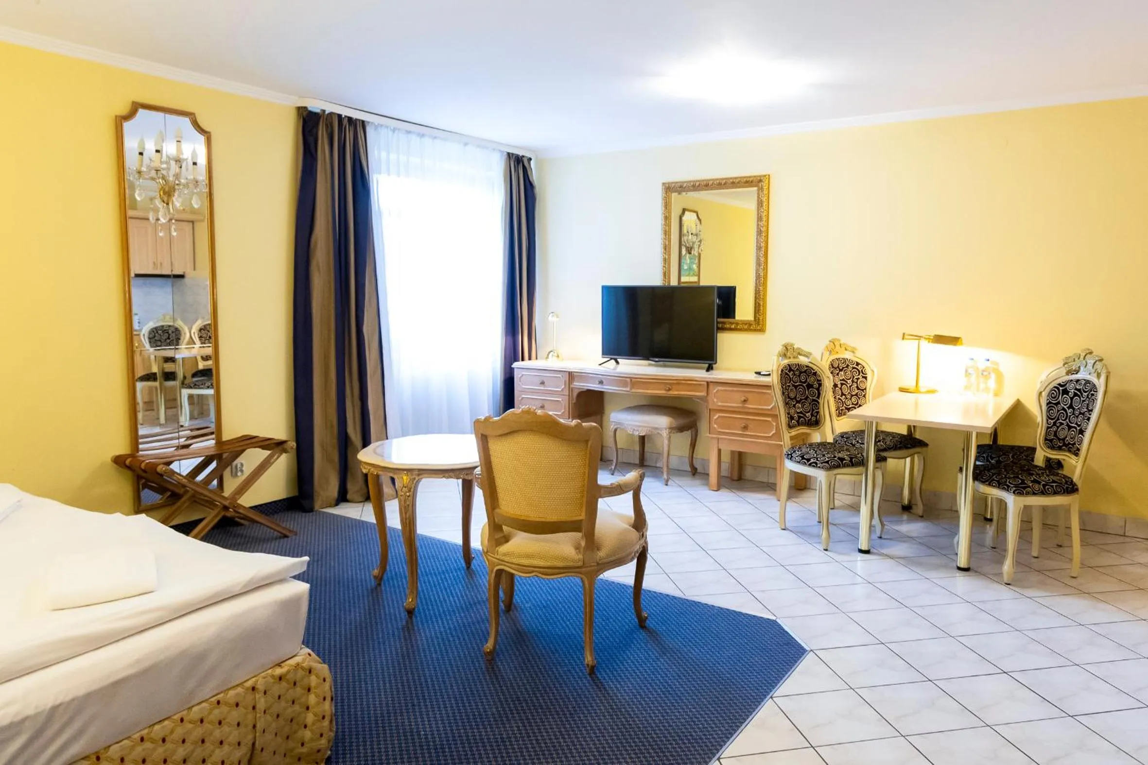 Communal lounge/ TV room, Bed in Noclegi Hit Rooms & Apartments