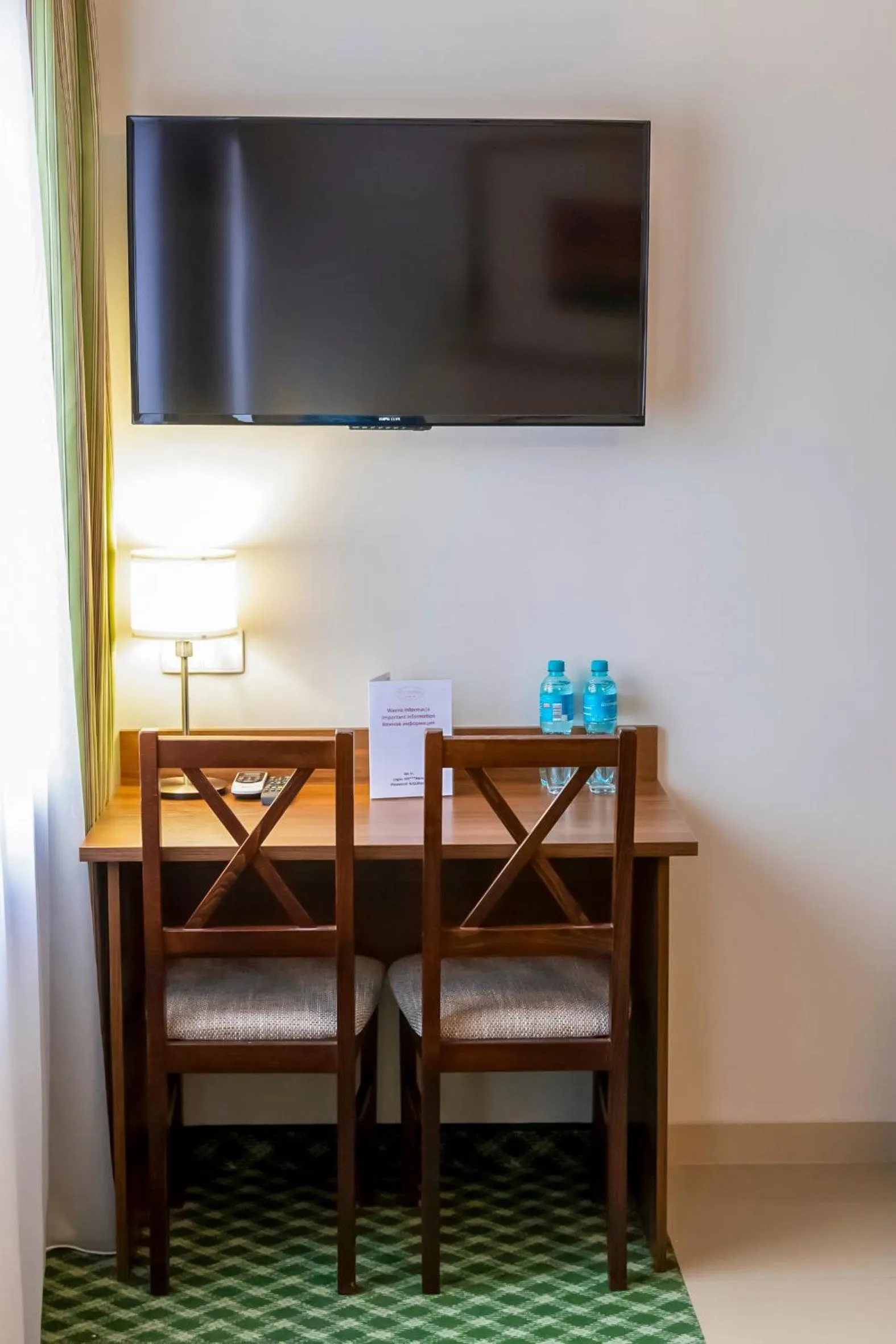 Communal lounge/ TV room in Noclegi Hit Rooms & Apartments