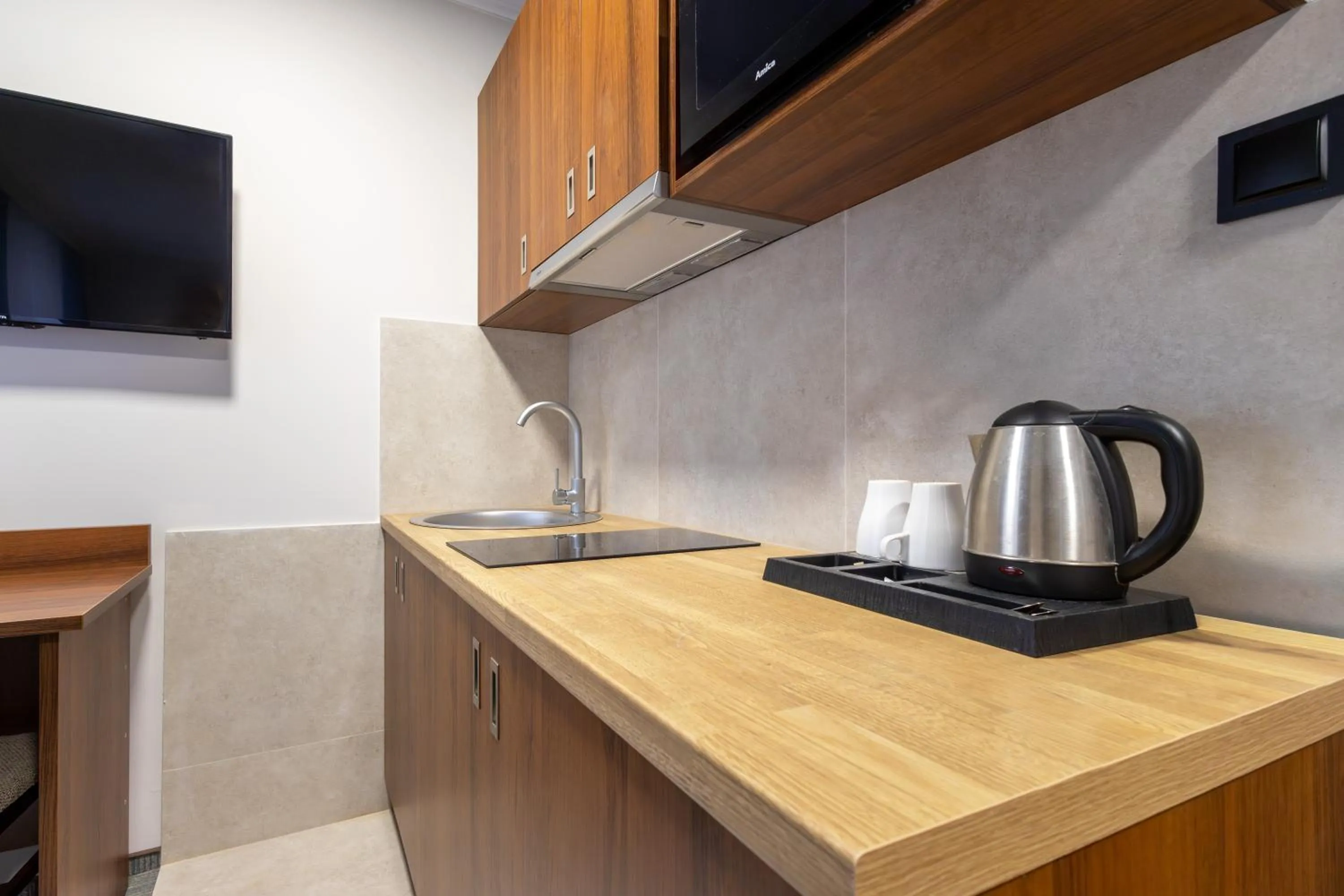 TV and multimedia in Noclegi Hit Rooms & Apartments