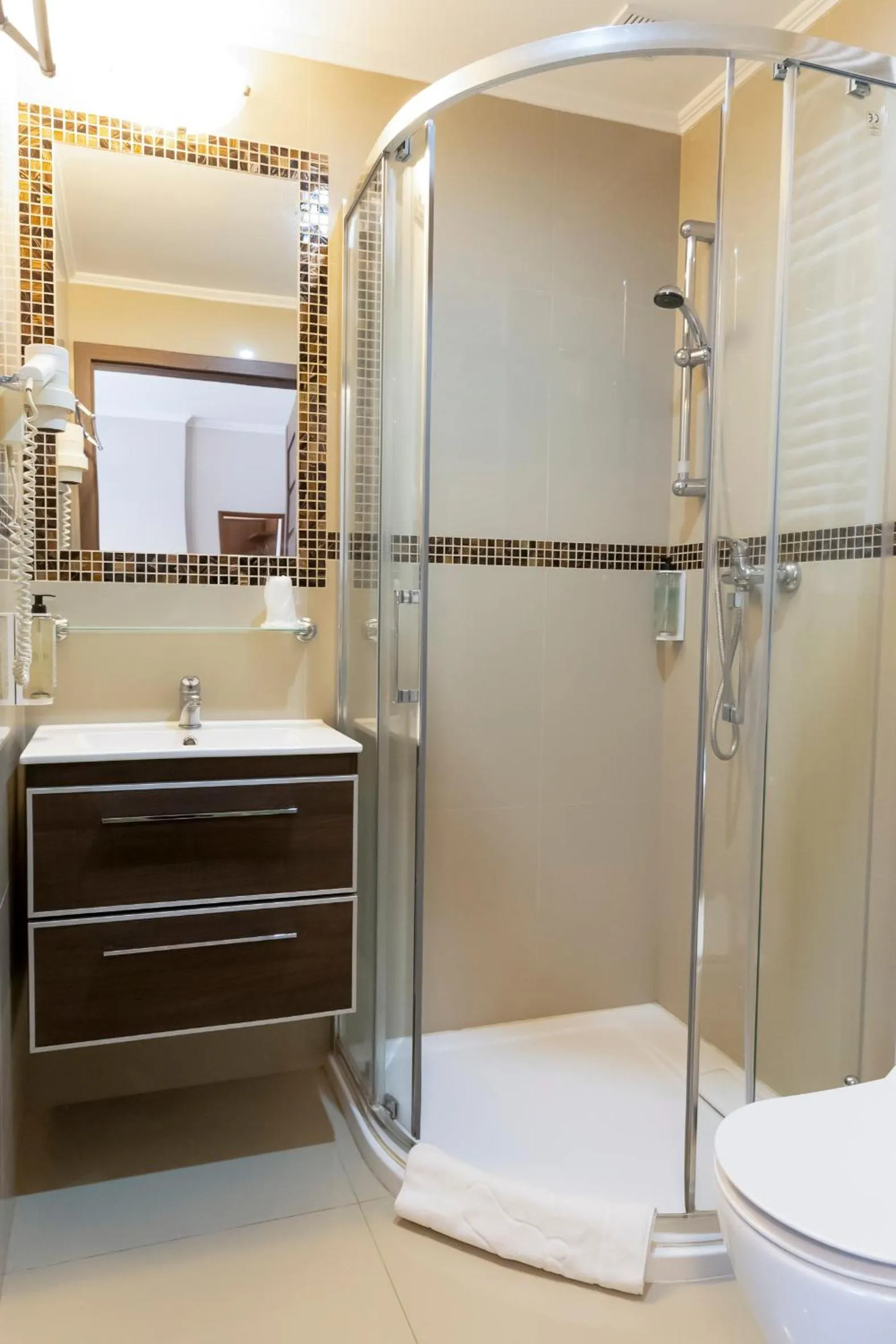 Shower in Noclegi Hit Rooms & Apartments